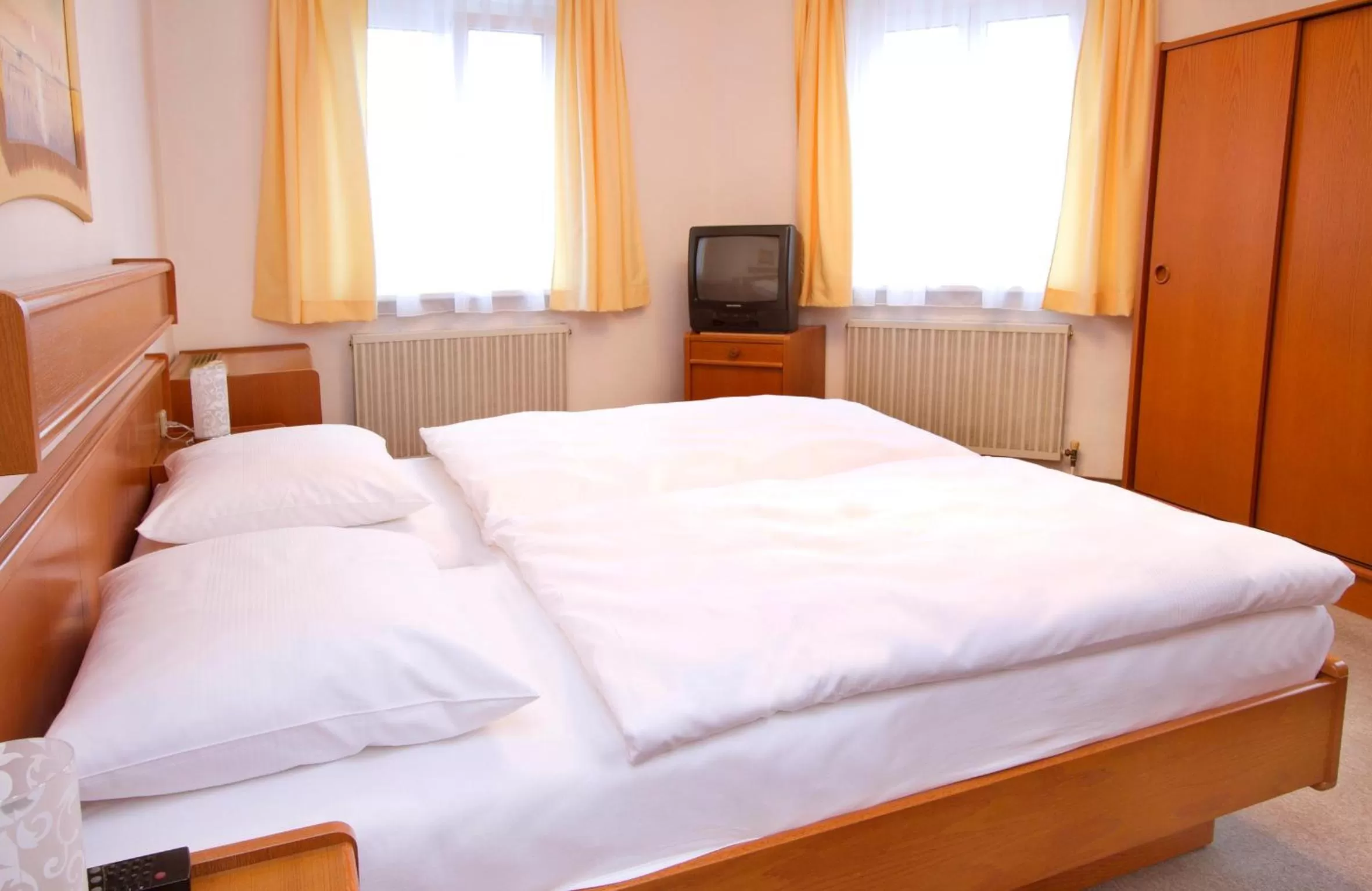 Bed in Hotel zur Sonne