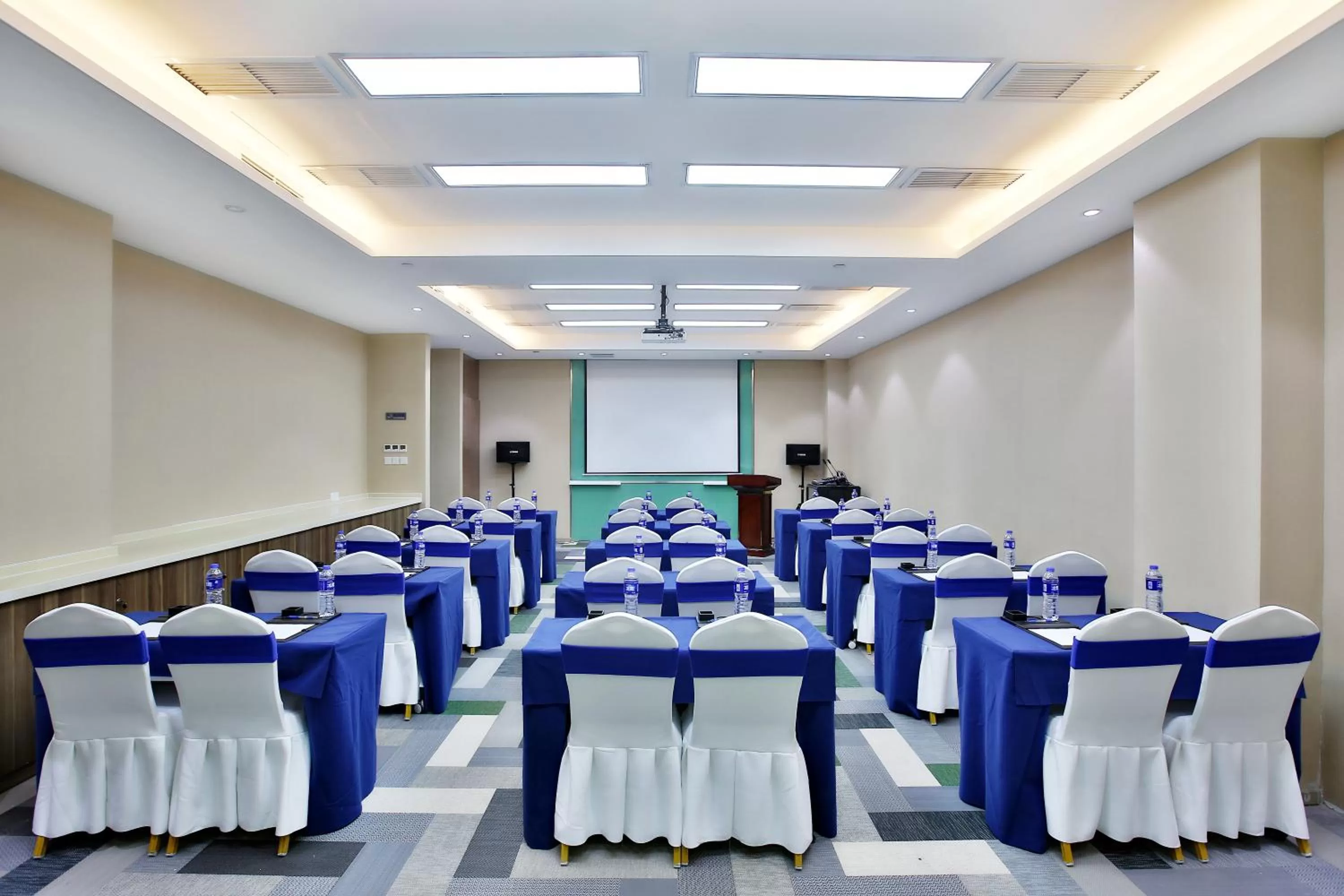 Meeting/conference room in Holiday Inn Express Langfang Park View by IHG