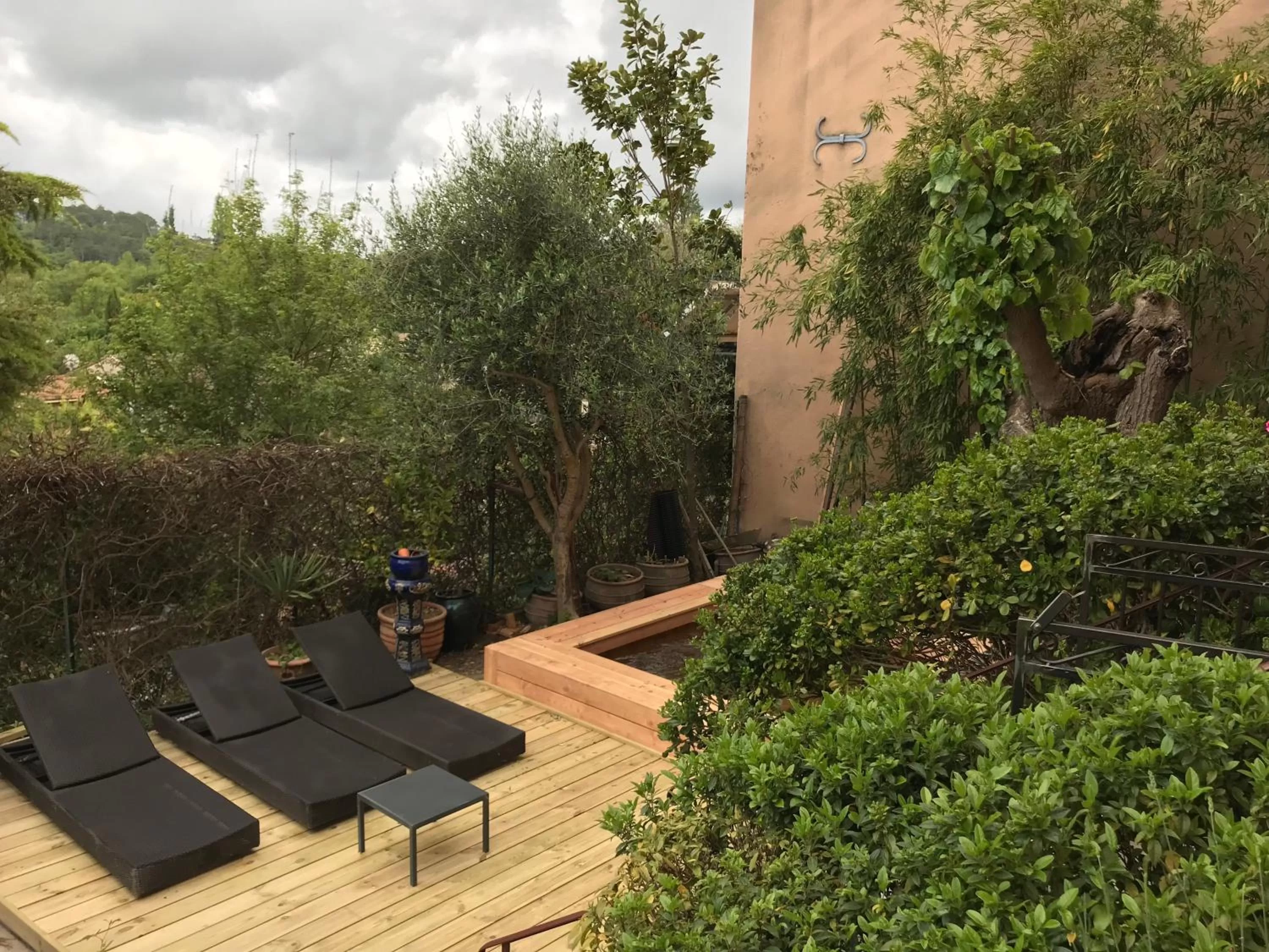 Swimming pool in Le Belvédère - Chambres d'hôtes de charme et Restaurant