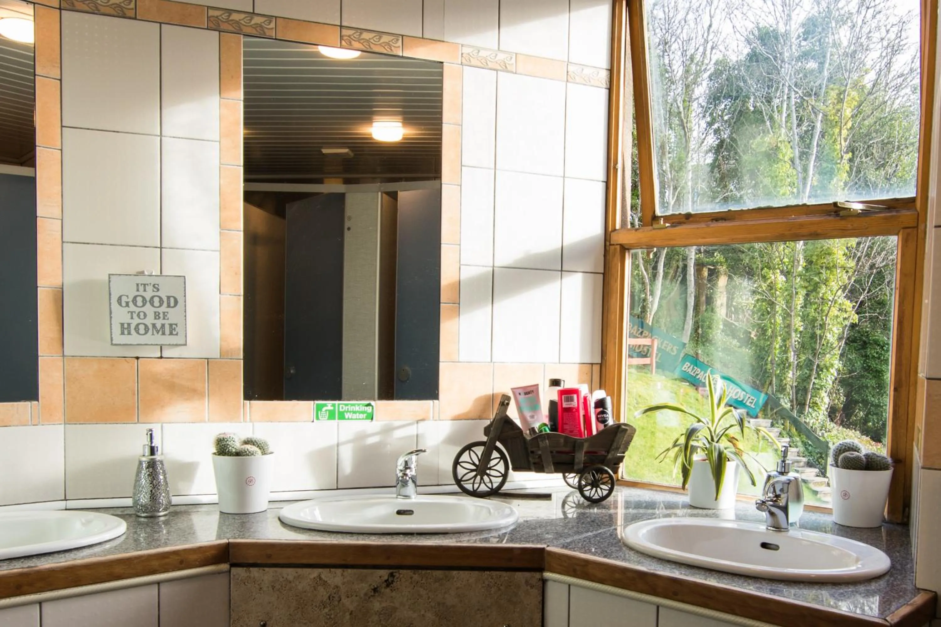 Bathroom in Bazpackers