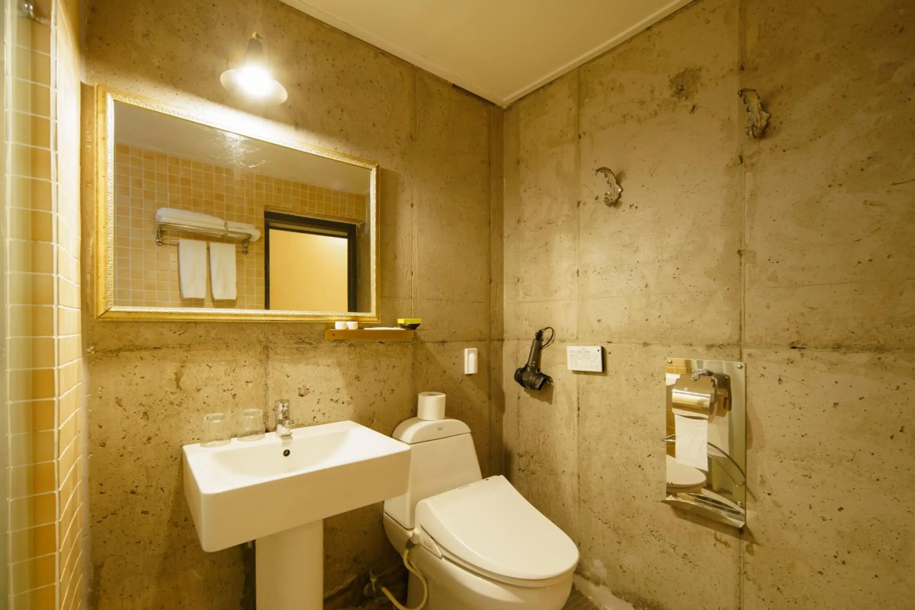 Deluxe Double Room with Sea View in Lareem Boutique Deluxe Double Room with Sea View in Lareem Boutique