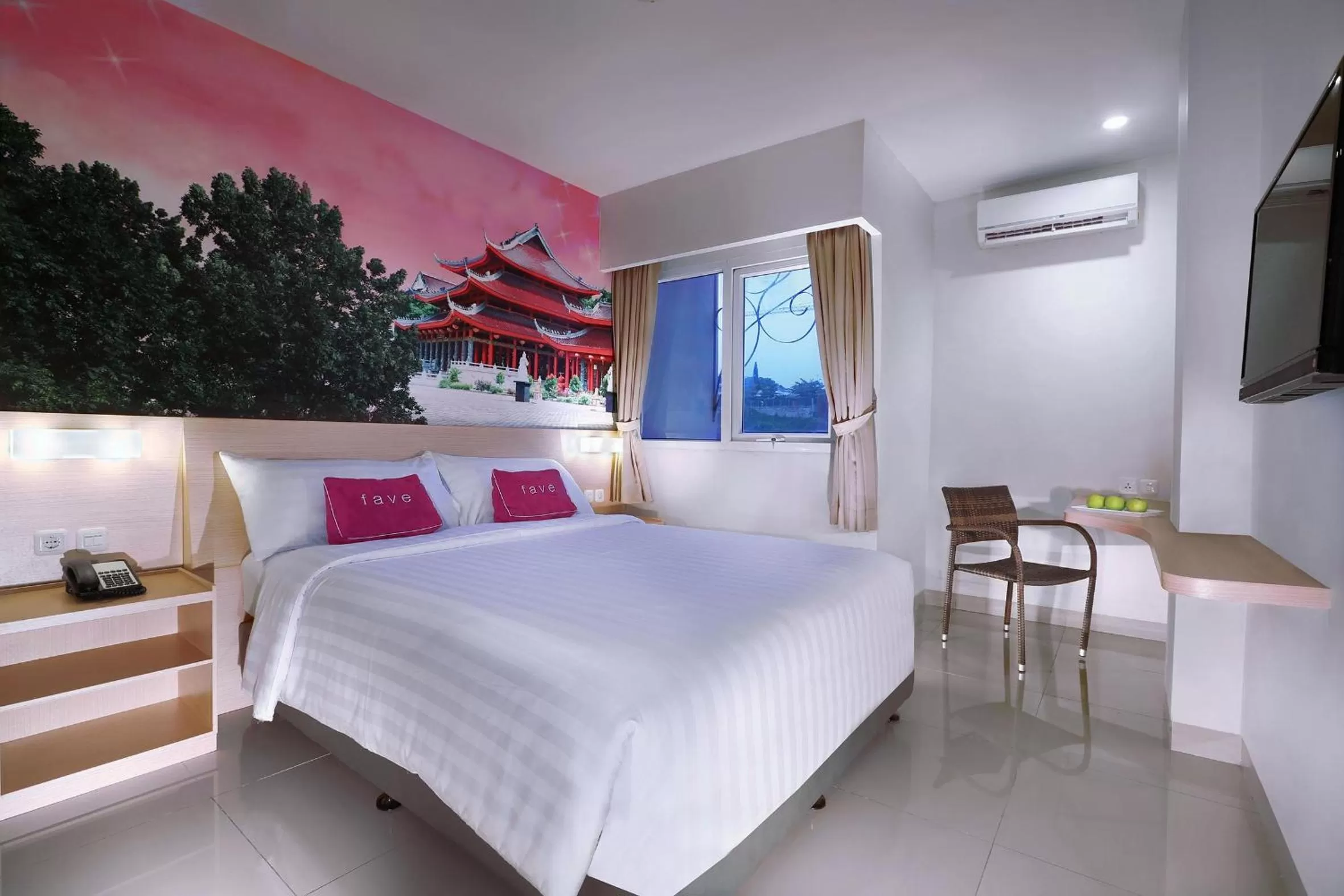 Photo of the whole room, Bed in favehotel Simpang Lima - Semarang