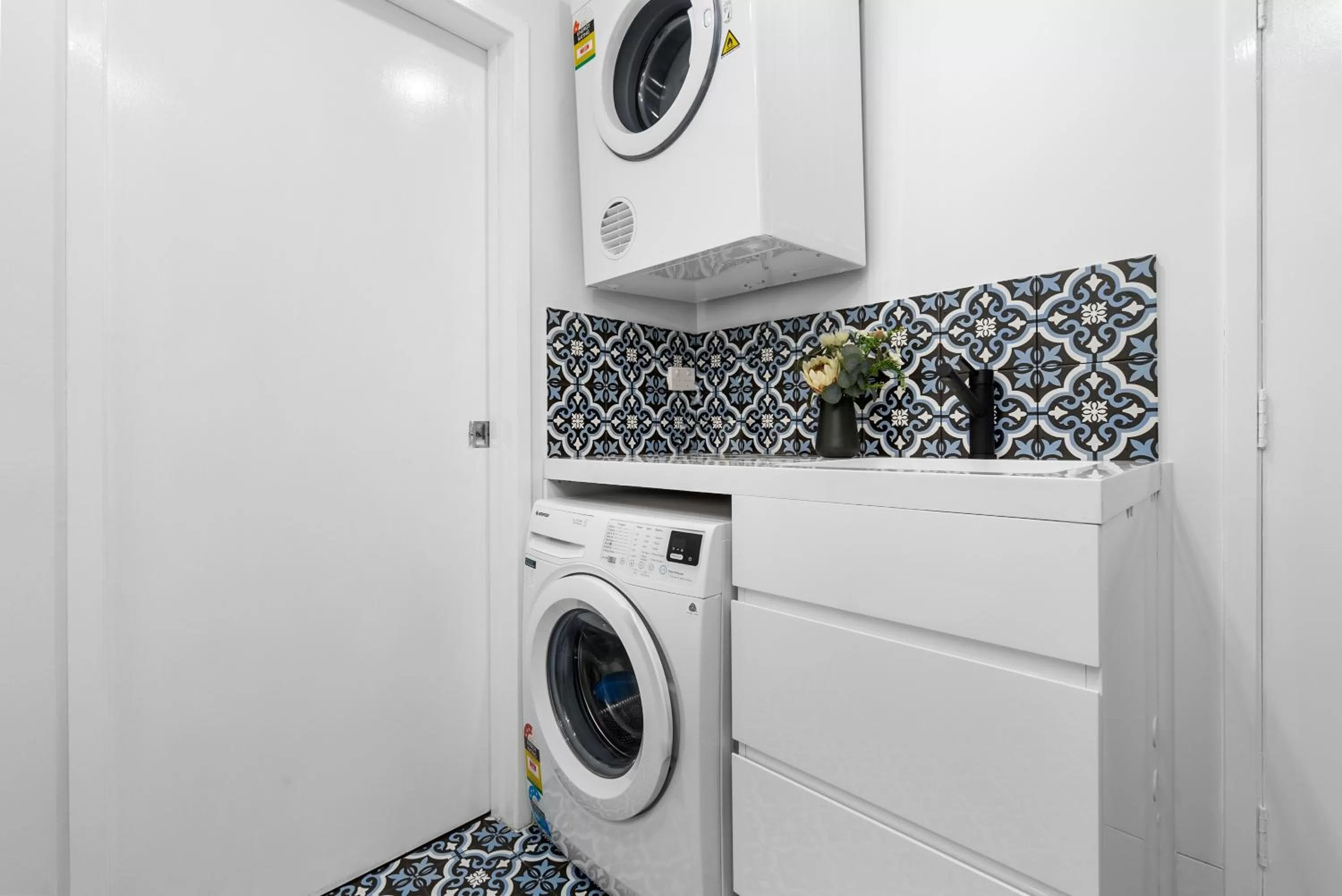 washing machine in Villa Vaucluse Apartments