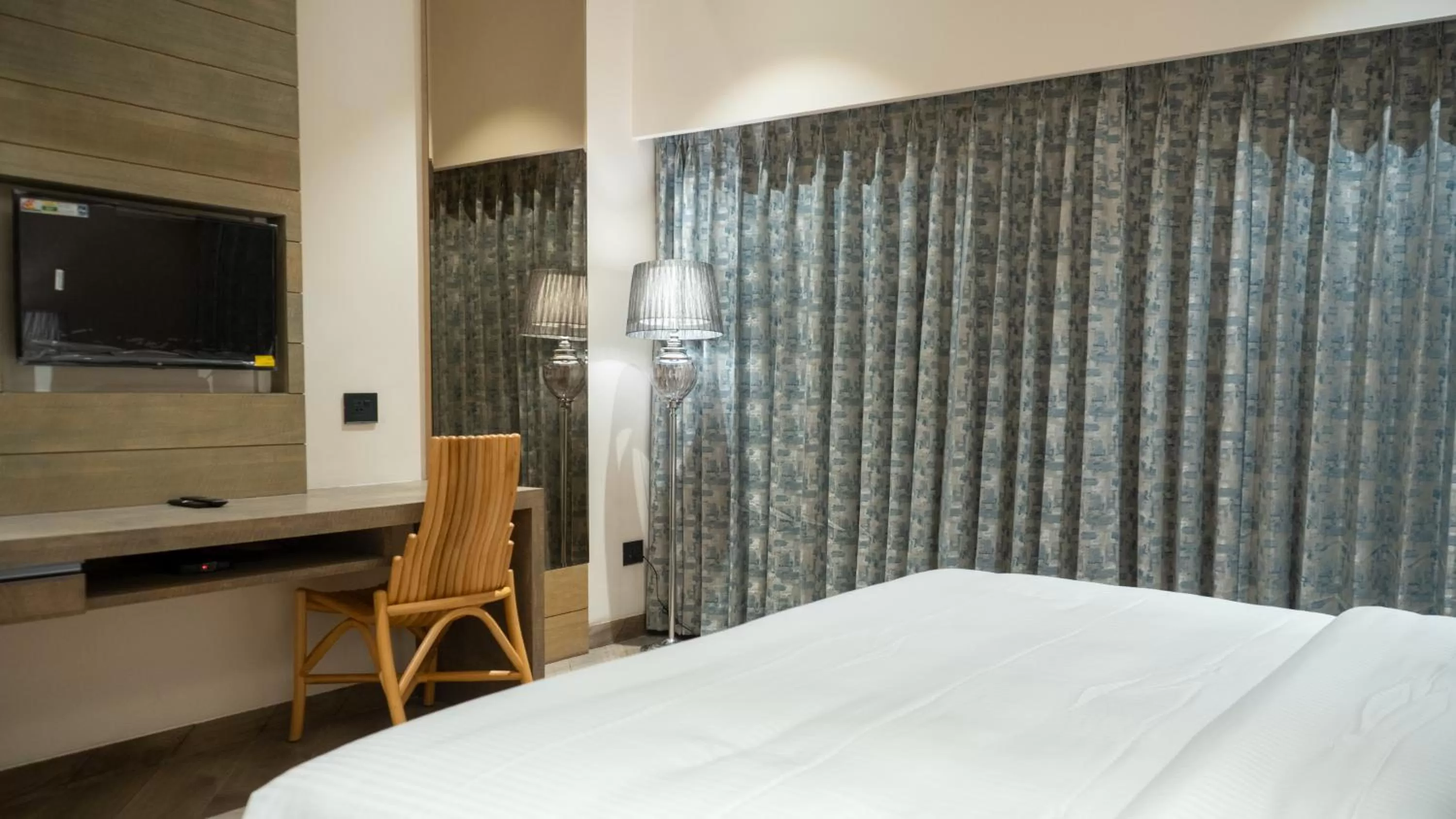 Bed in Clarks Inn Suites Kangra