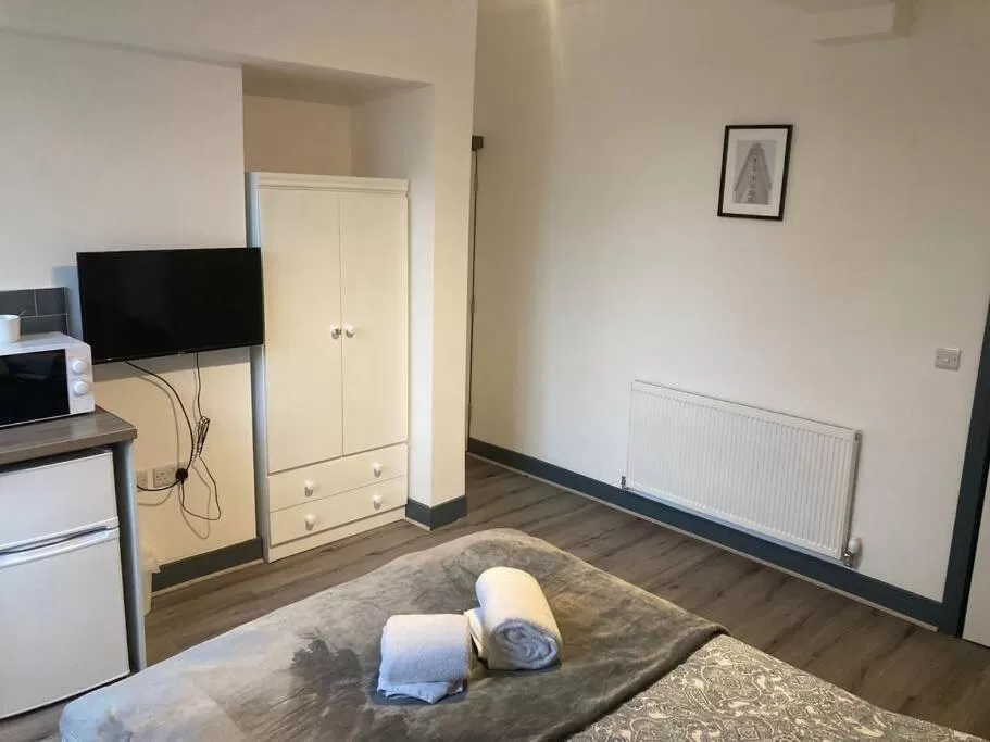 Bed in Newly refurbished studio, great location 8 studios