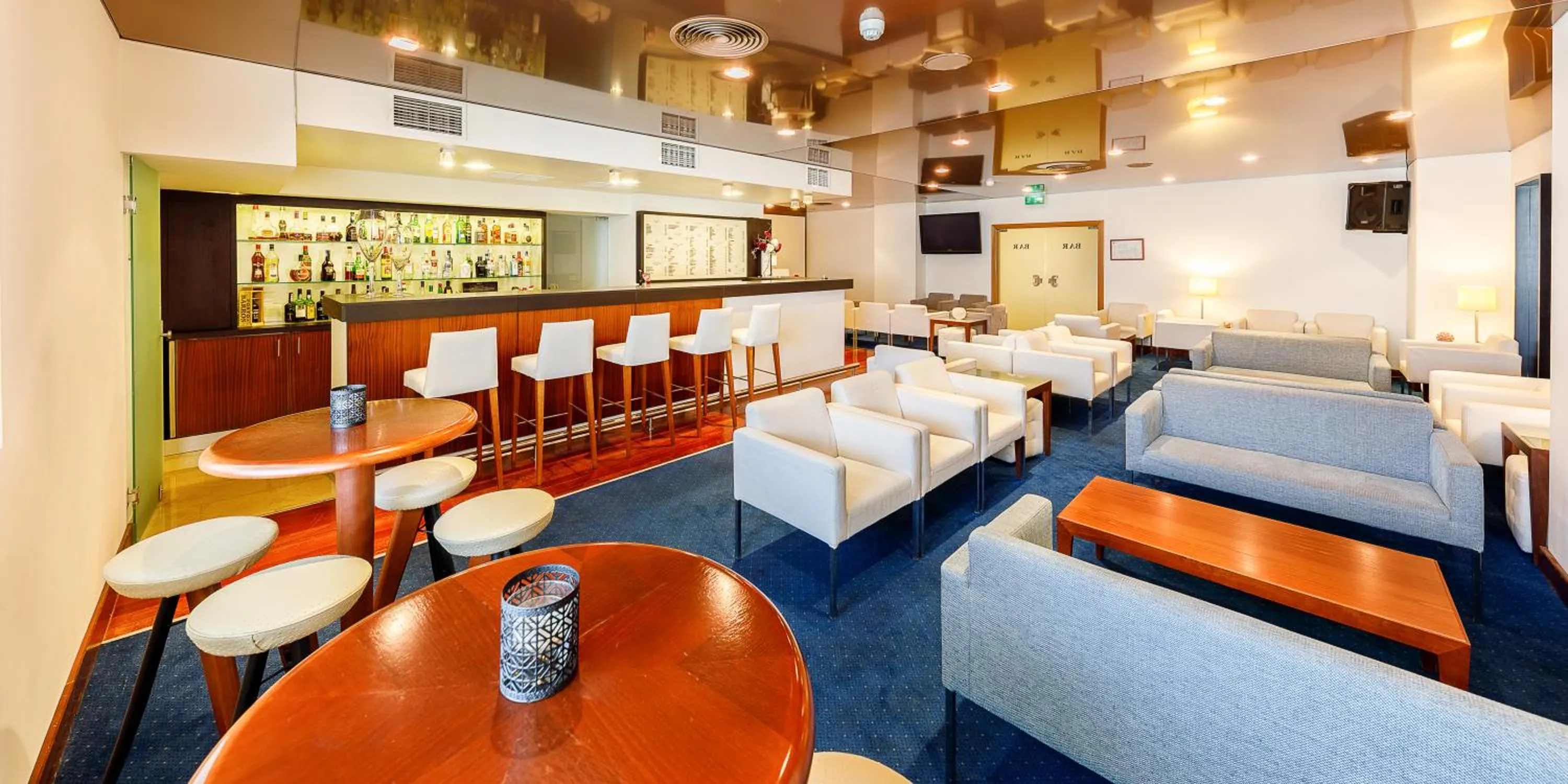 Lounge or bar in Hotel Cinquentenario & Conference Center