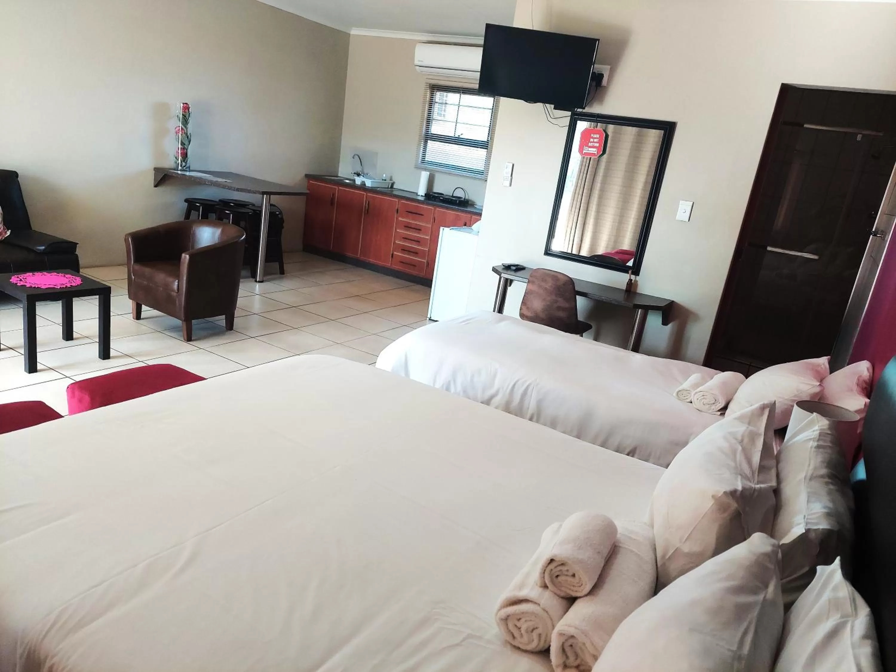 Bedroom, Bed in Pro Plants Accommodation