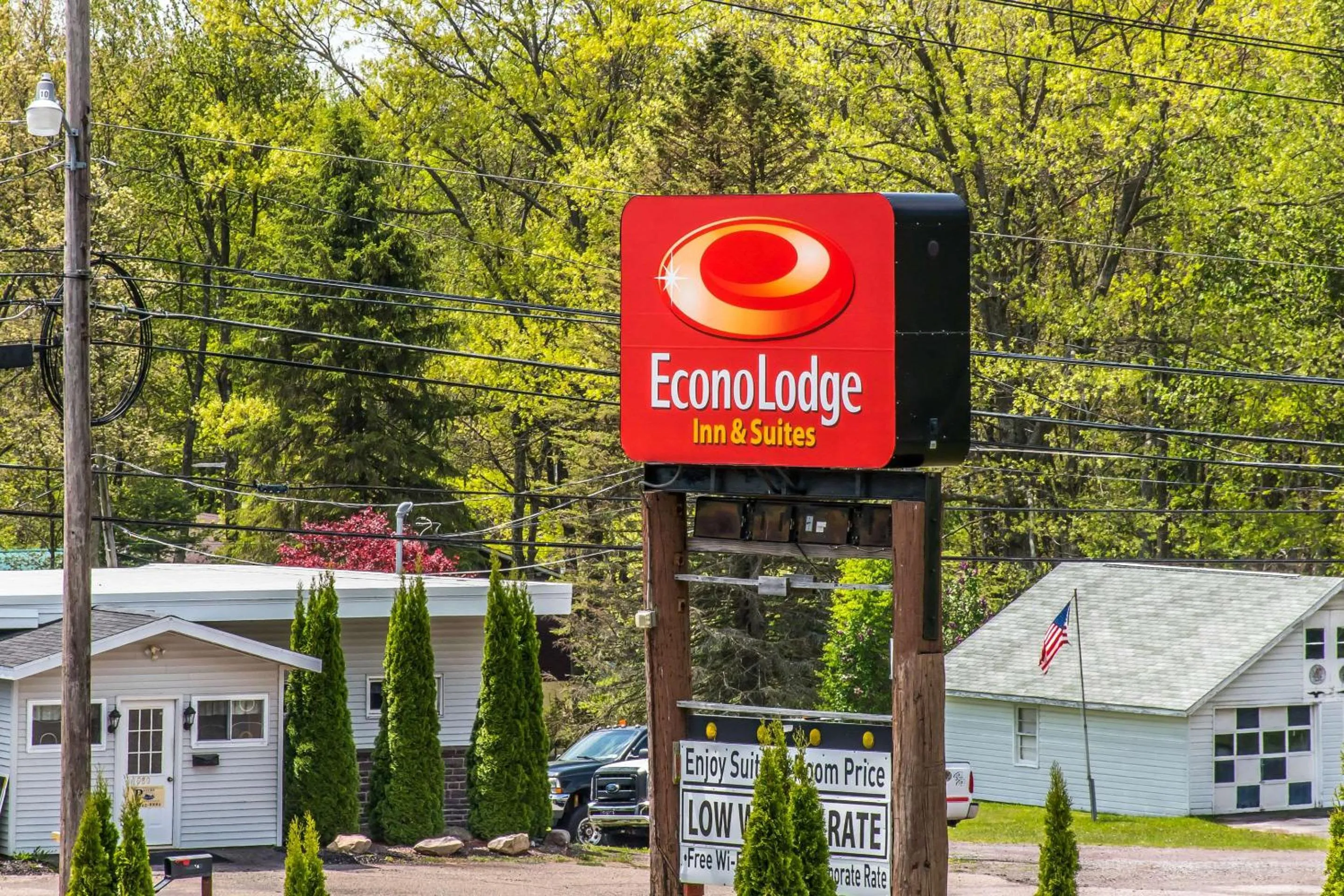 Property building in Econo Lodge Inn & Suites Lake Harmony - Pocono Mountains Area