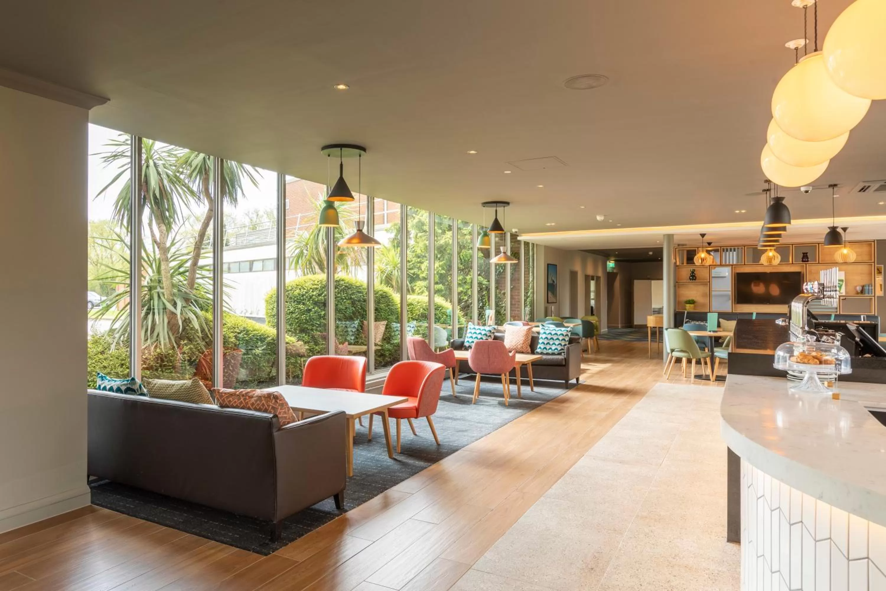 Lounge or bar in Holiday Inn Basildon by IHG