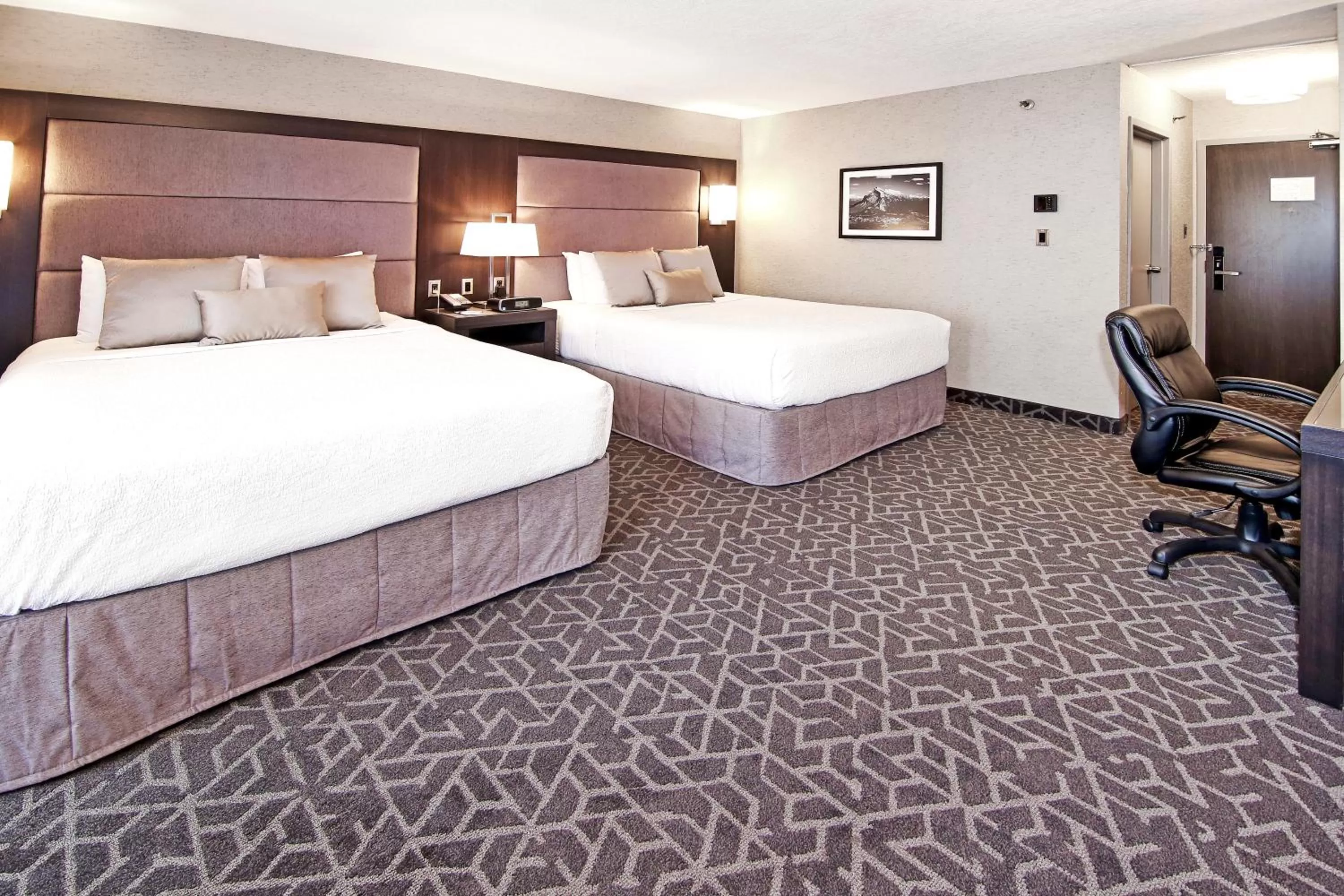 Bed in Best Western Plus Banff International Lodge