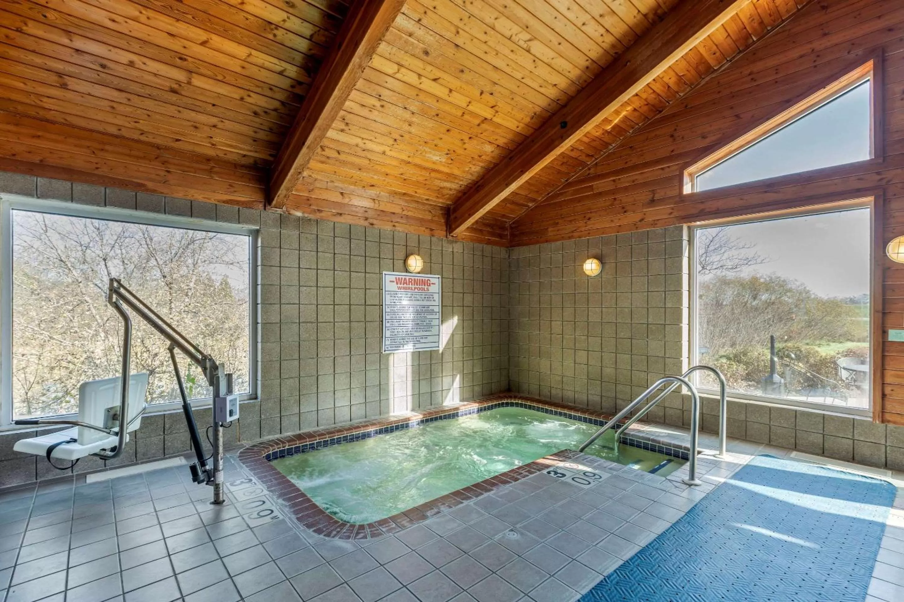 Swimming pool in Comfort Inn & Suites Jackson - West Bend