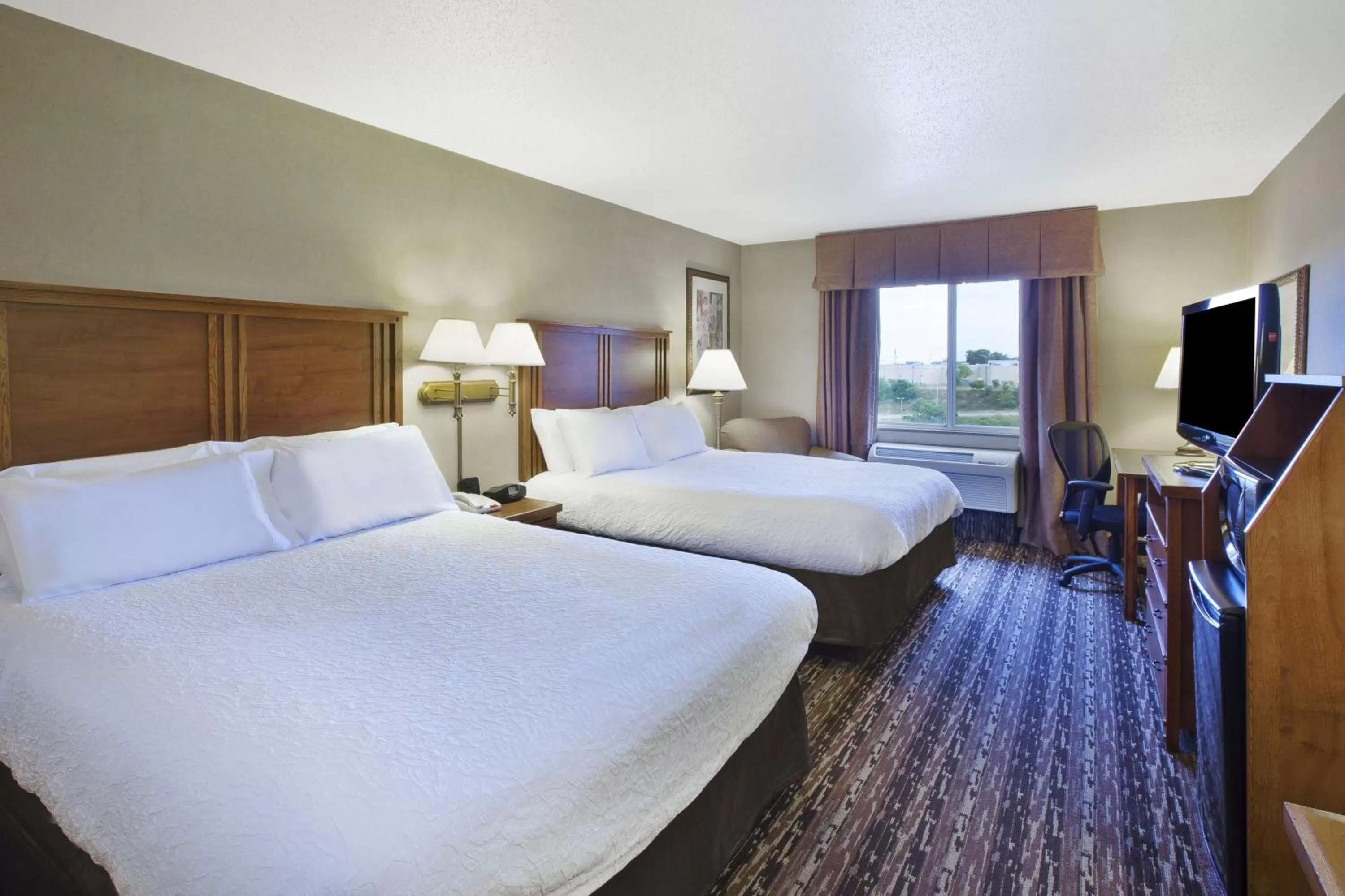 Bedroom, Bed in Hampton Inn Pittsburgh Area-Beaver Valley-Center Township