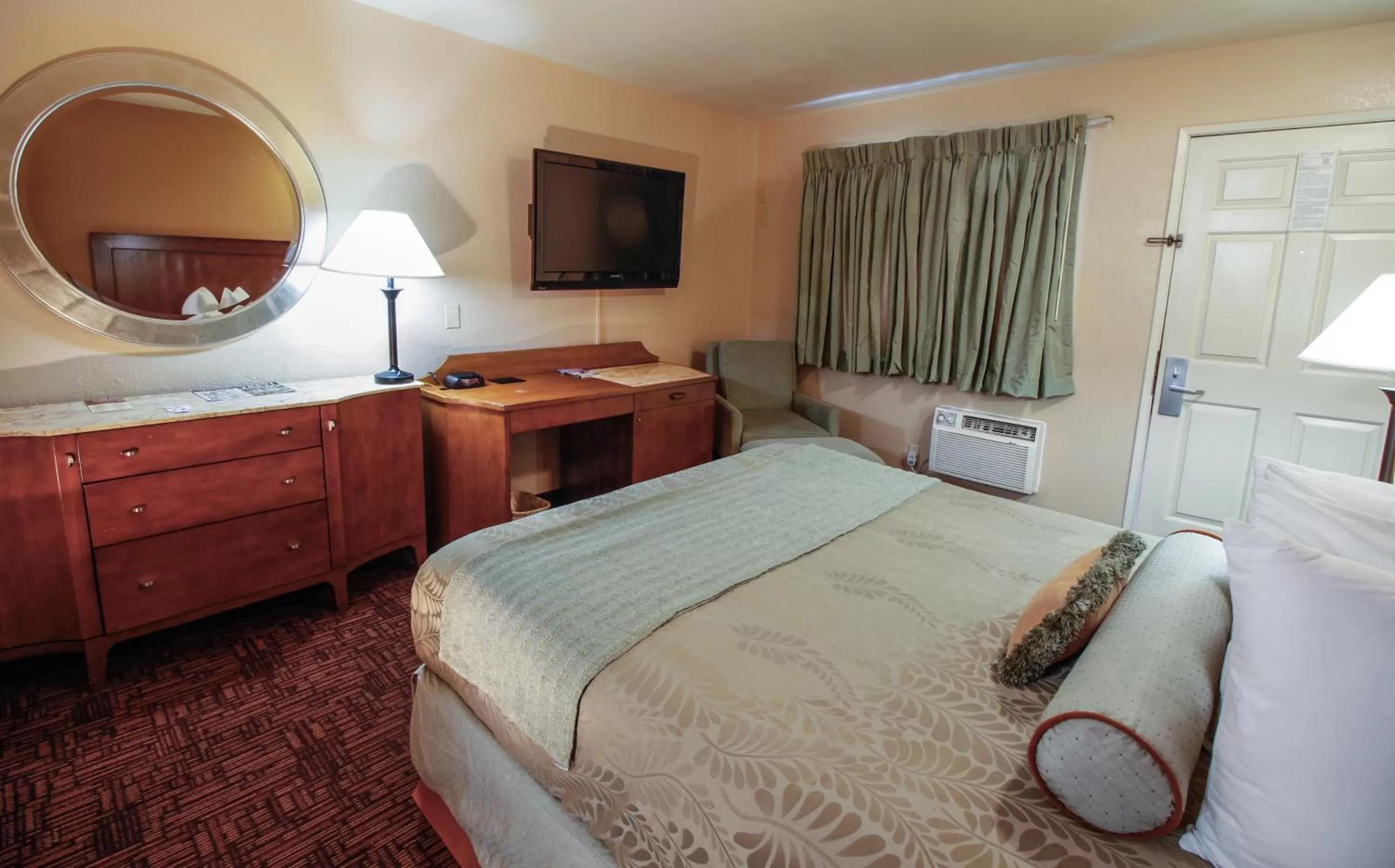 Bedroom, Bed in Heritage Inn La Mesa