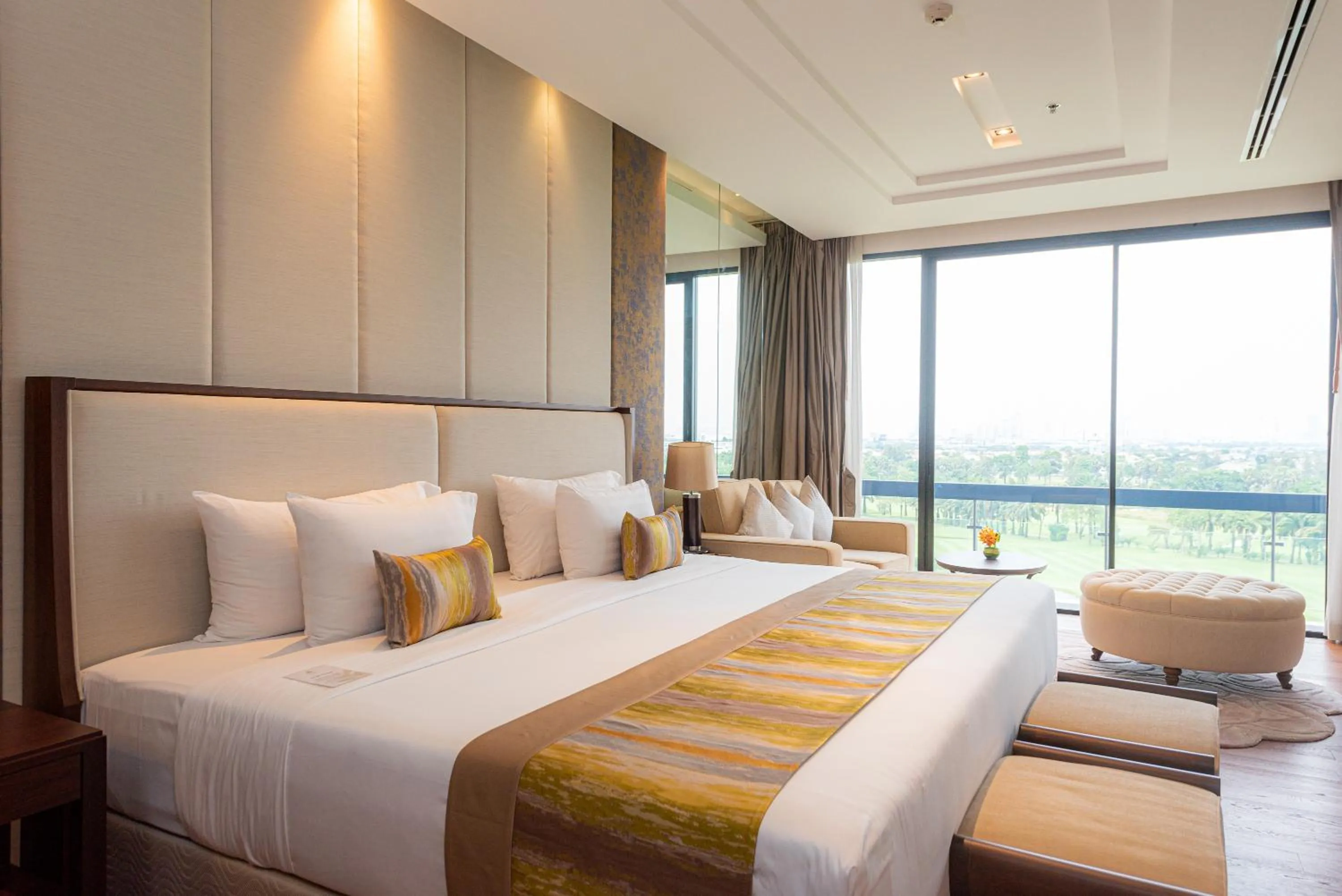 Bedroom, Bed in Summit Windmill Golf Suite Hotel at Suvarnabhumi