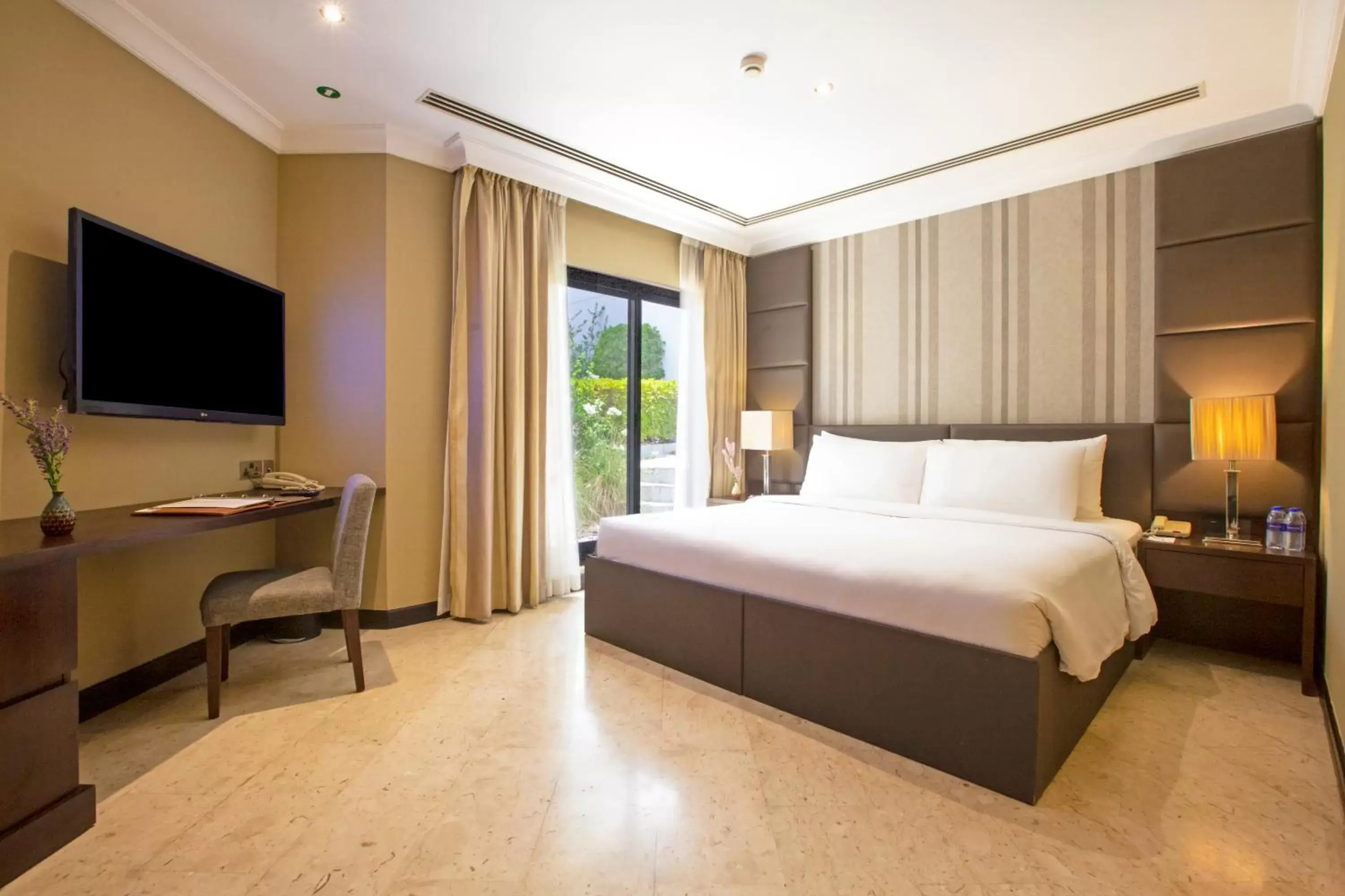 Deluxe Room in Dubai Marine Beach Resort & Spa Deluxe Room in Dubai Marine Beach Resort & Spa