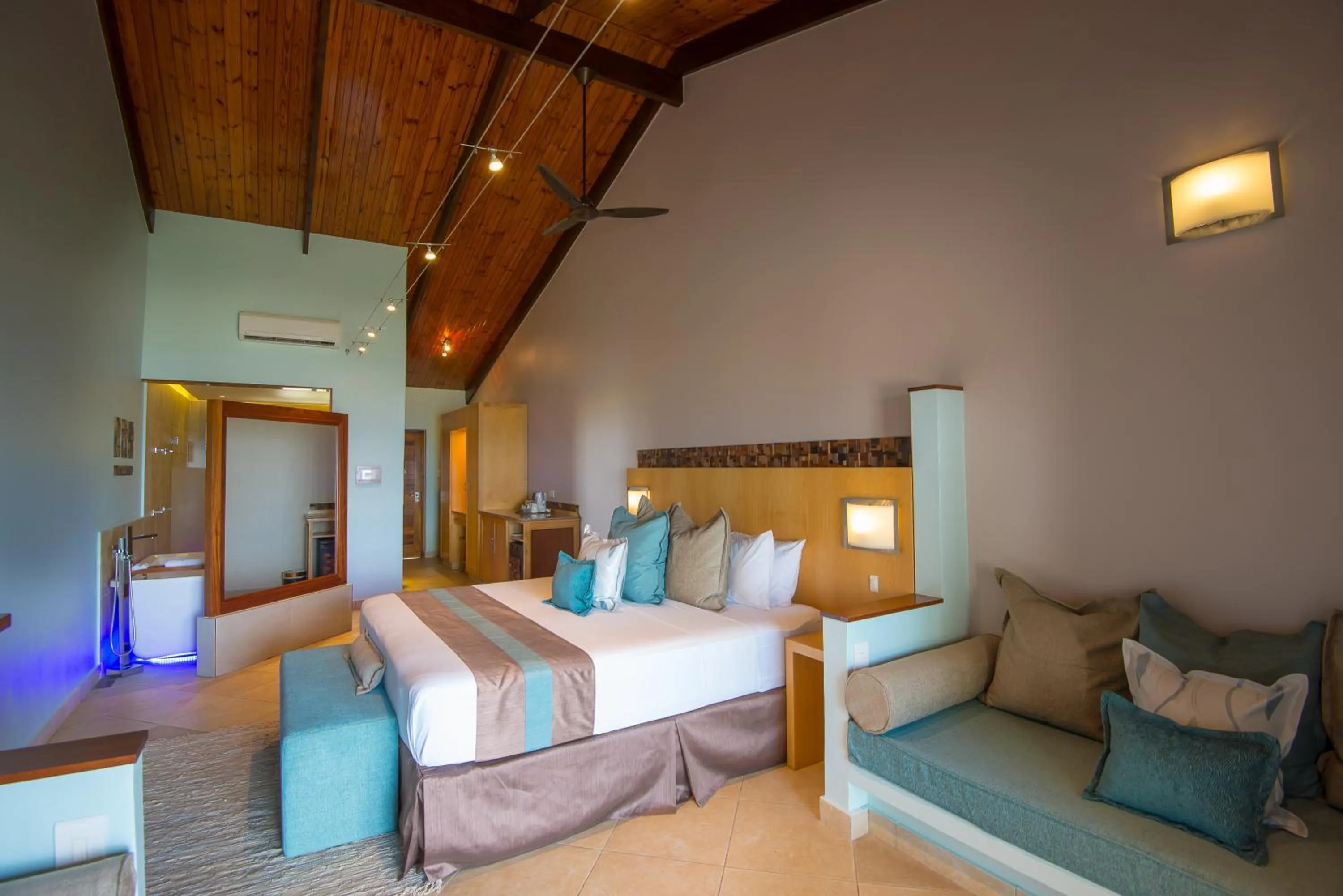 Bedroom, Bed in Coco de Mer Hotel and Black Parrot Suites