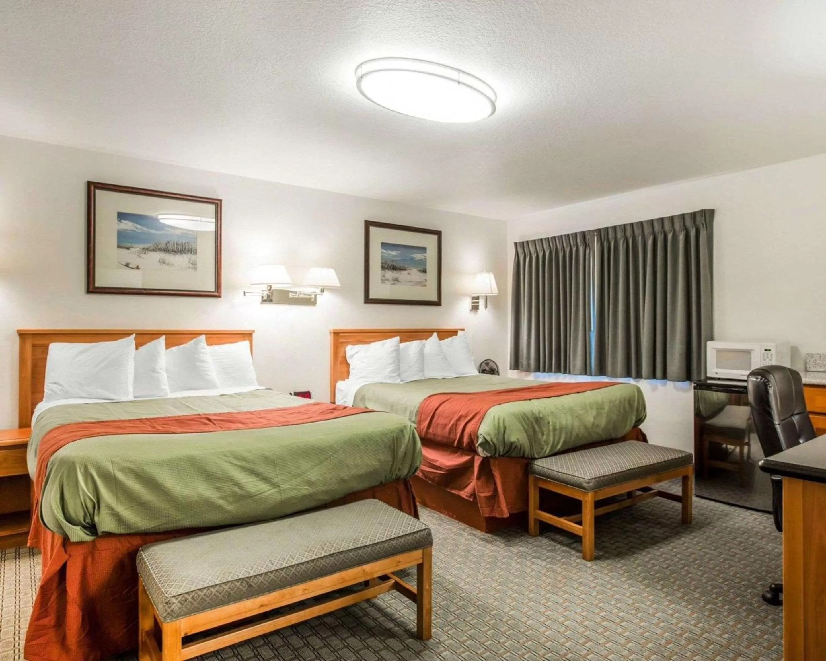 Photo of the whole room, Bed in Rodeway Inn Newport