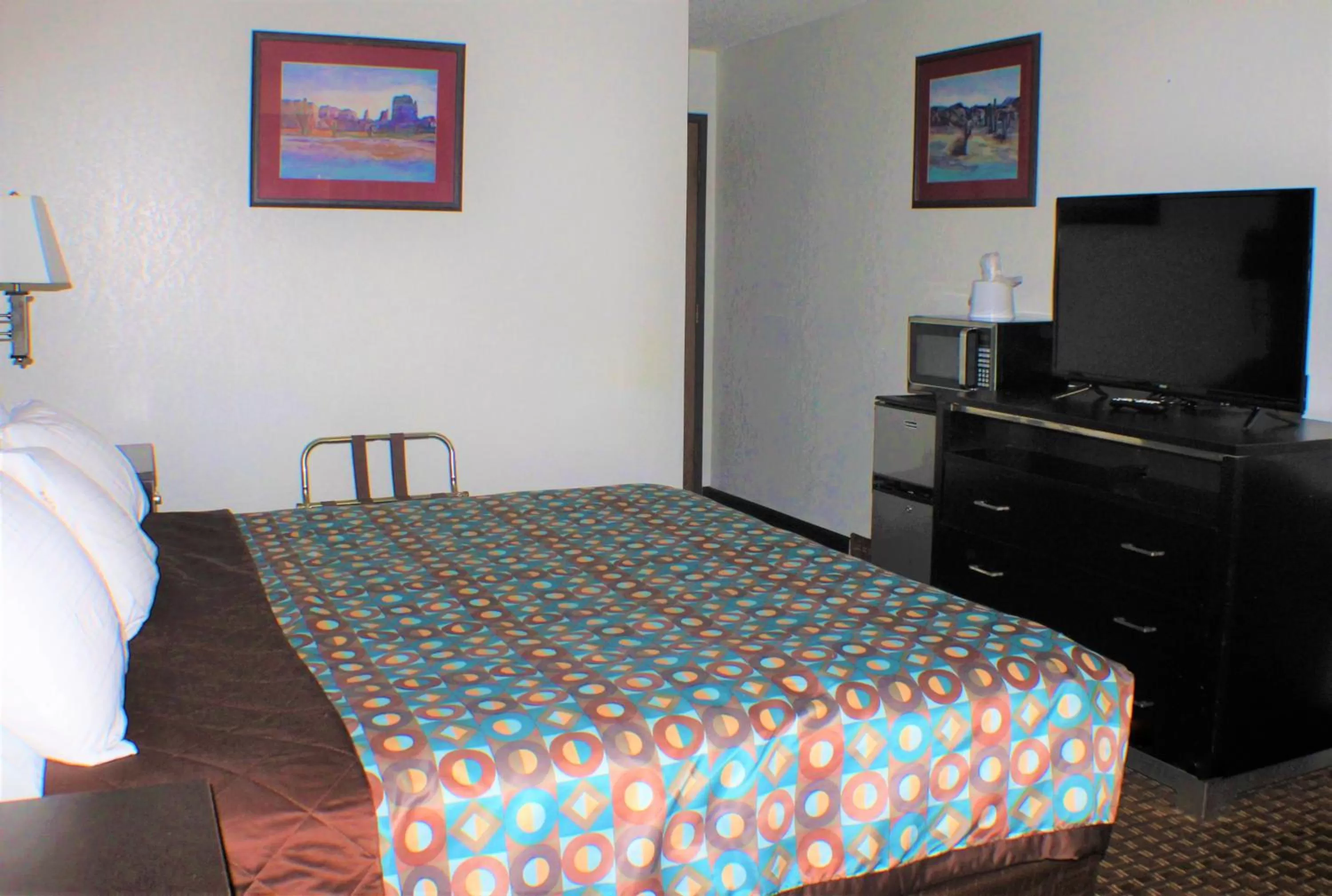 Bed in Knights Inn Payson