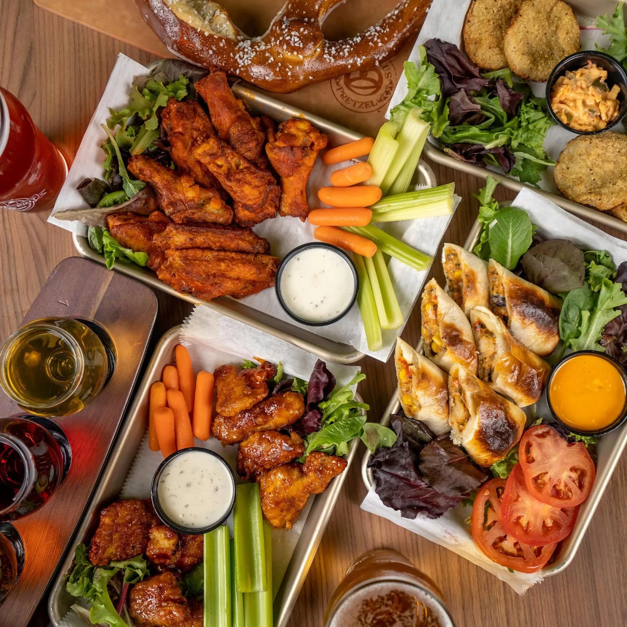 Lounge or bar in Holiday Inn & Suites Pigeon Forge Convention Center by IHG