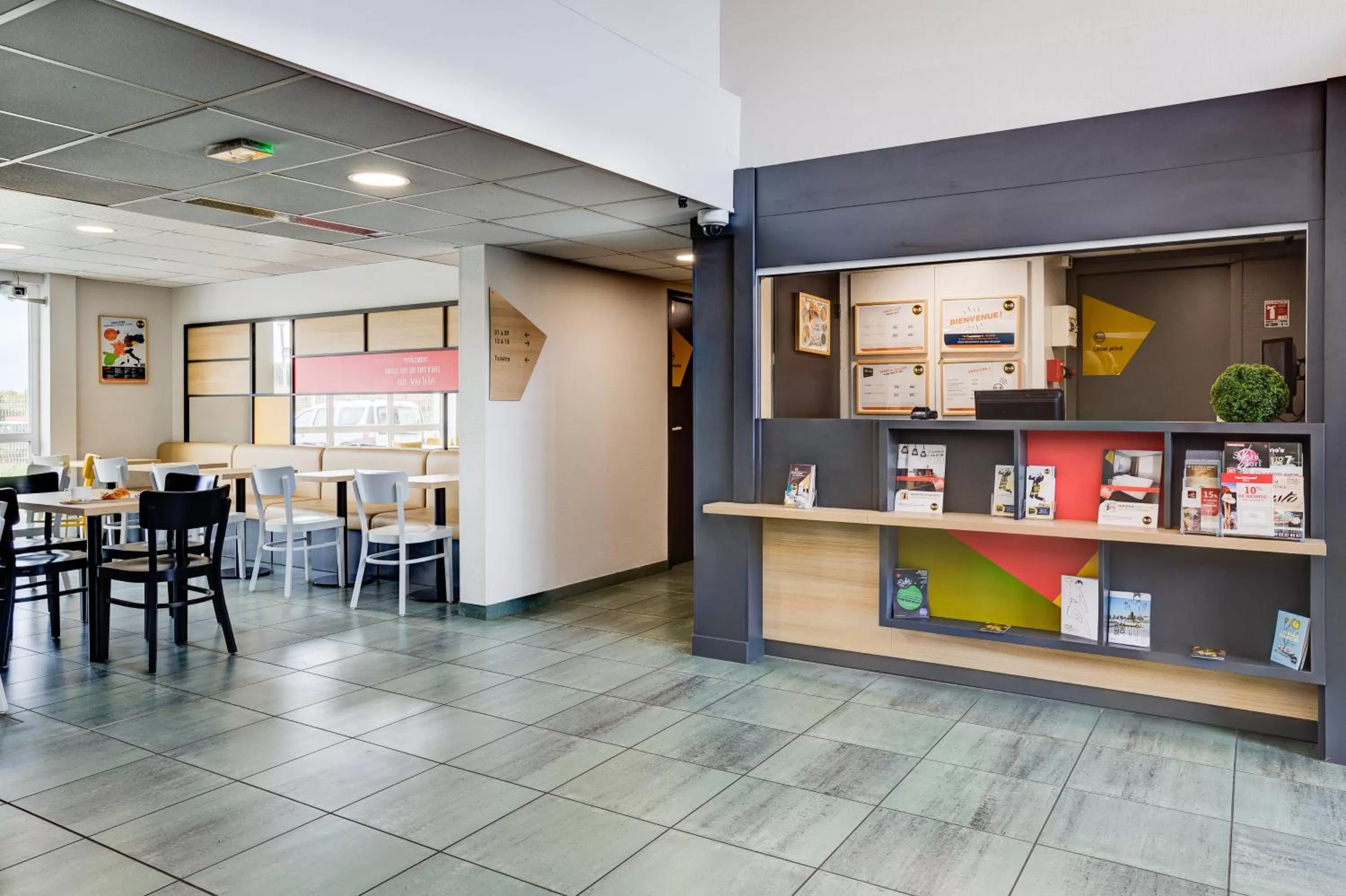 Lobby or reception in B&B HOTEL Beauvais