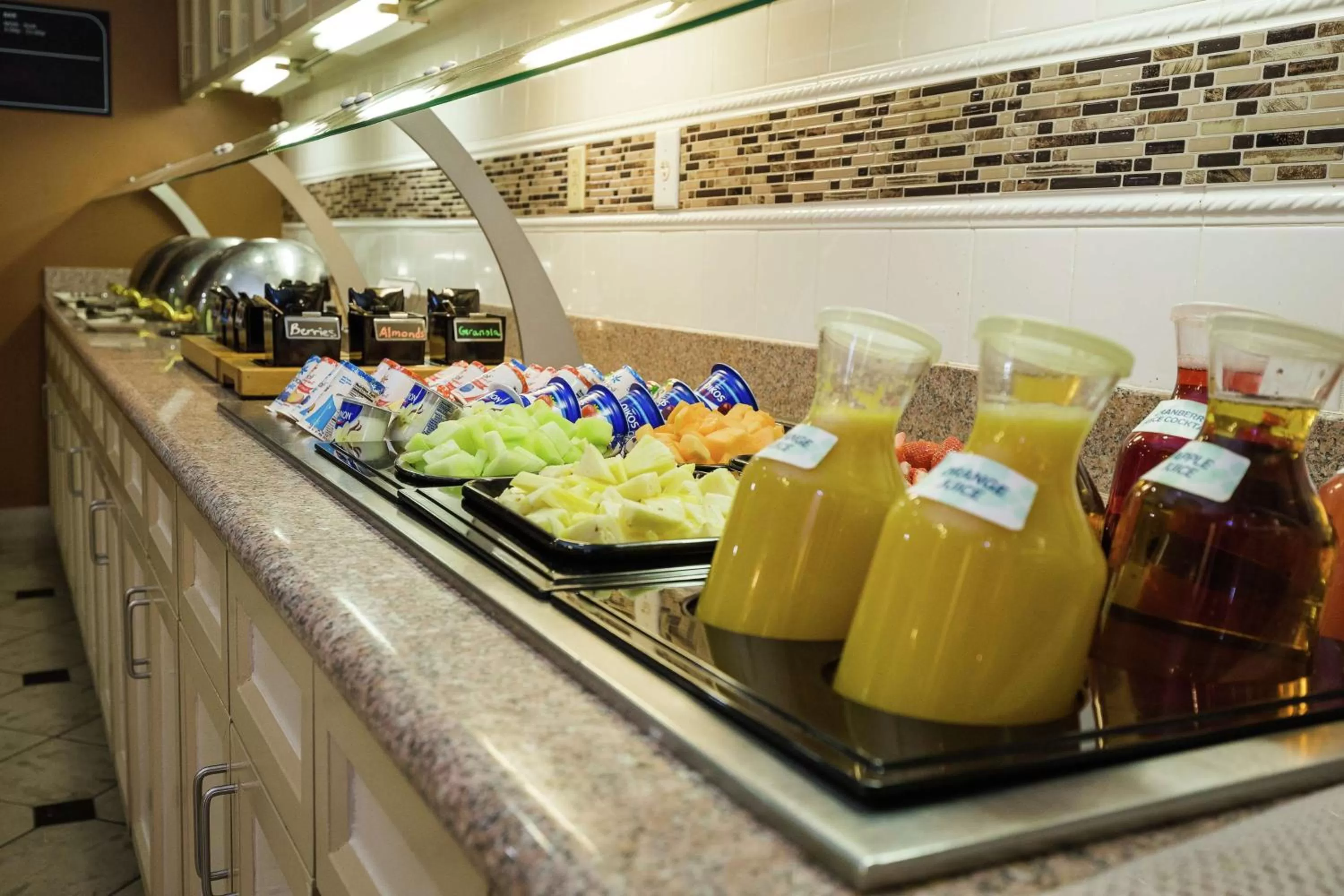Dining area in Hilton Garden Inn Atlanta Northpoint