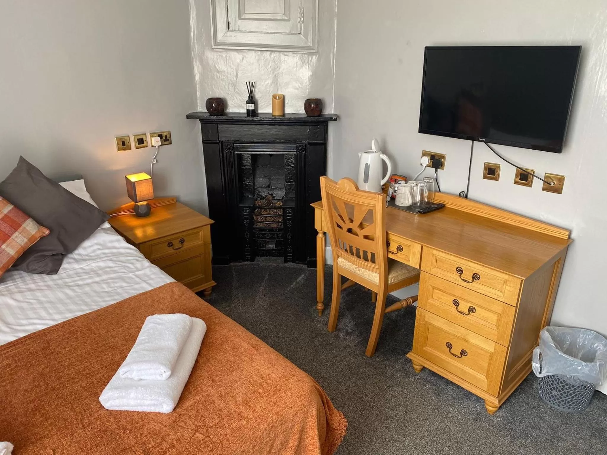 Bedroom, Bed in The Angel Inn Stourport