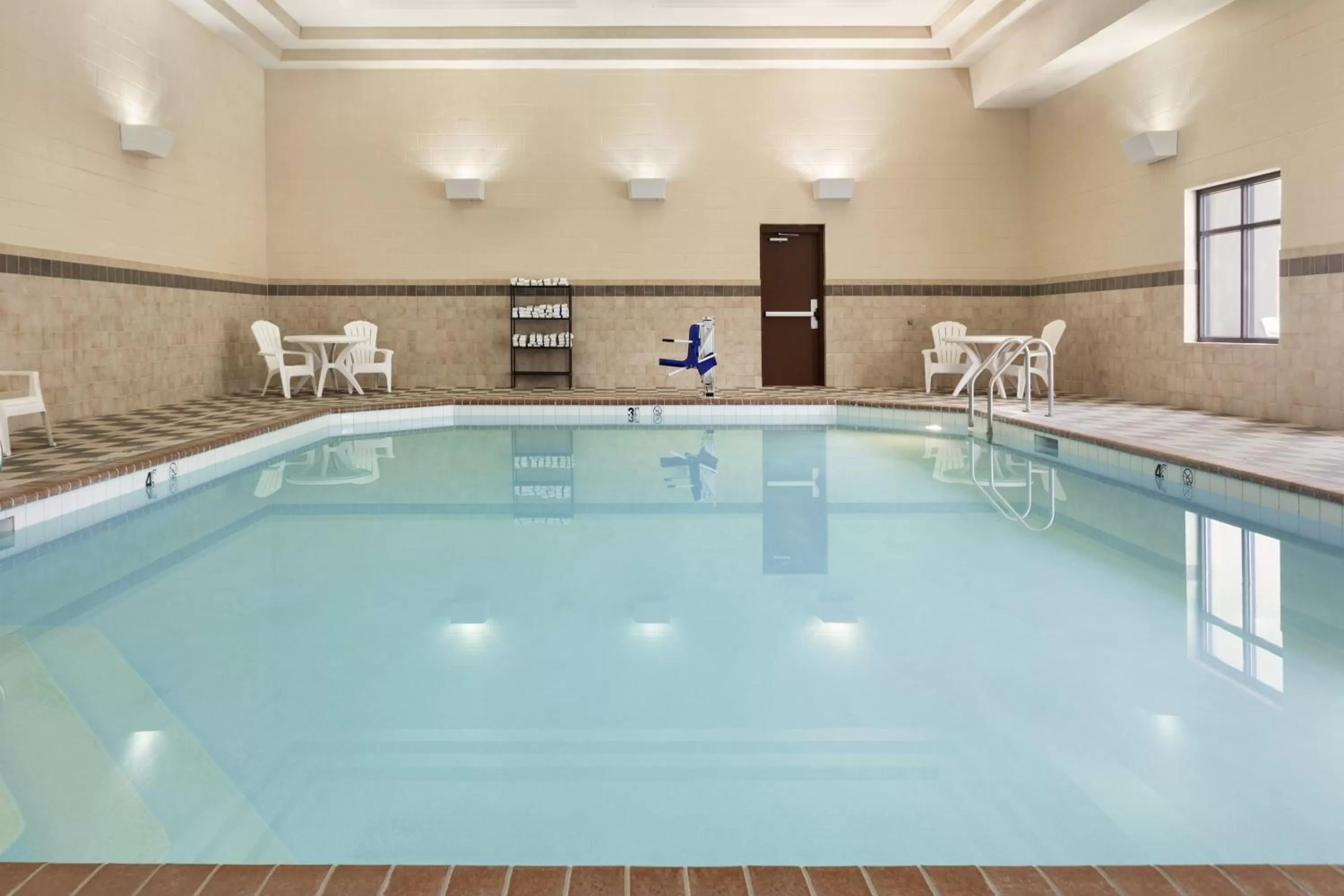 Swimming pool in Country Inn & Suites by Radisson, Lincoln North Hotel and Conference Center, NE