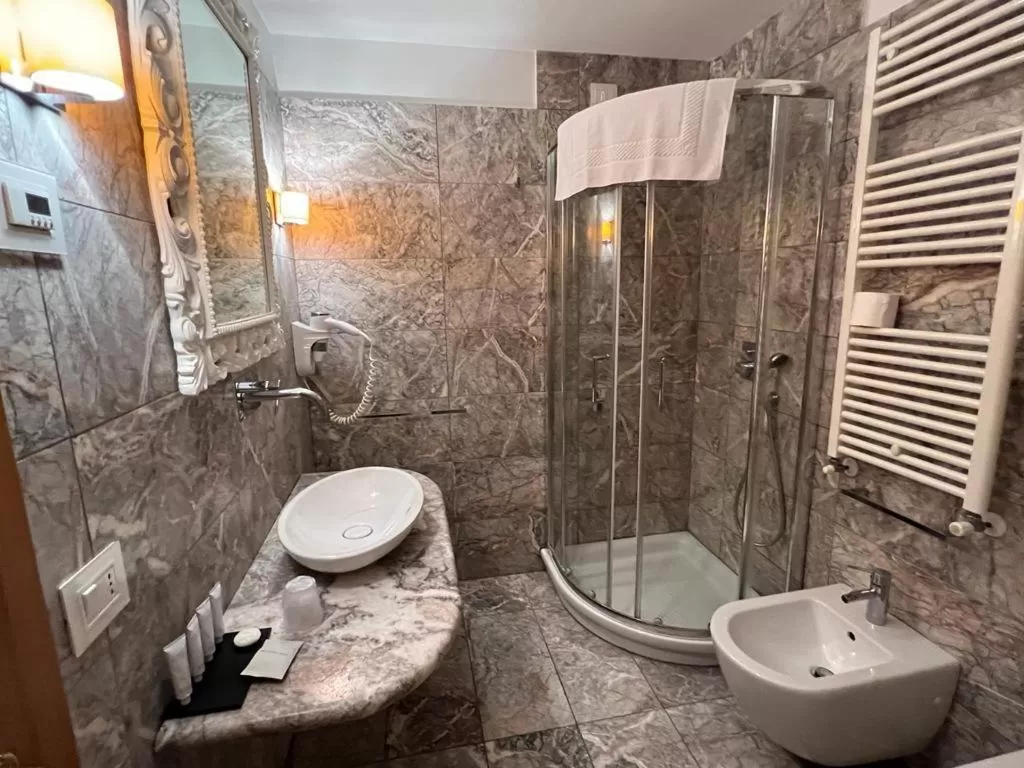 Shower in Domus Stella Maris - Casa per Ferie