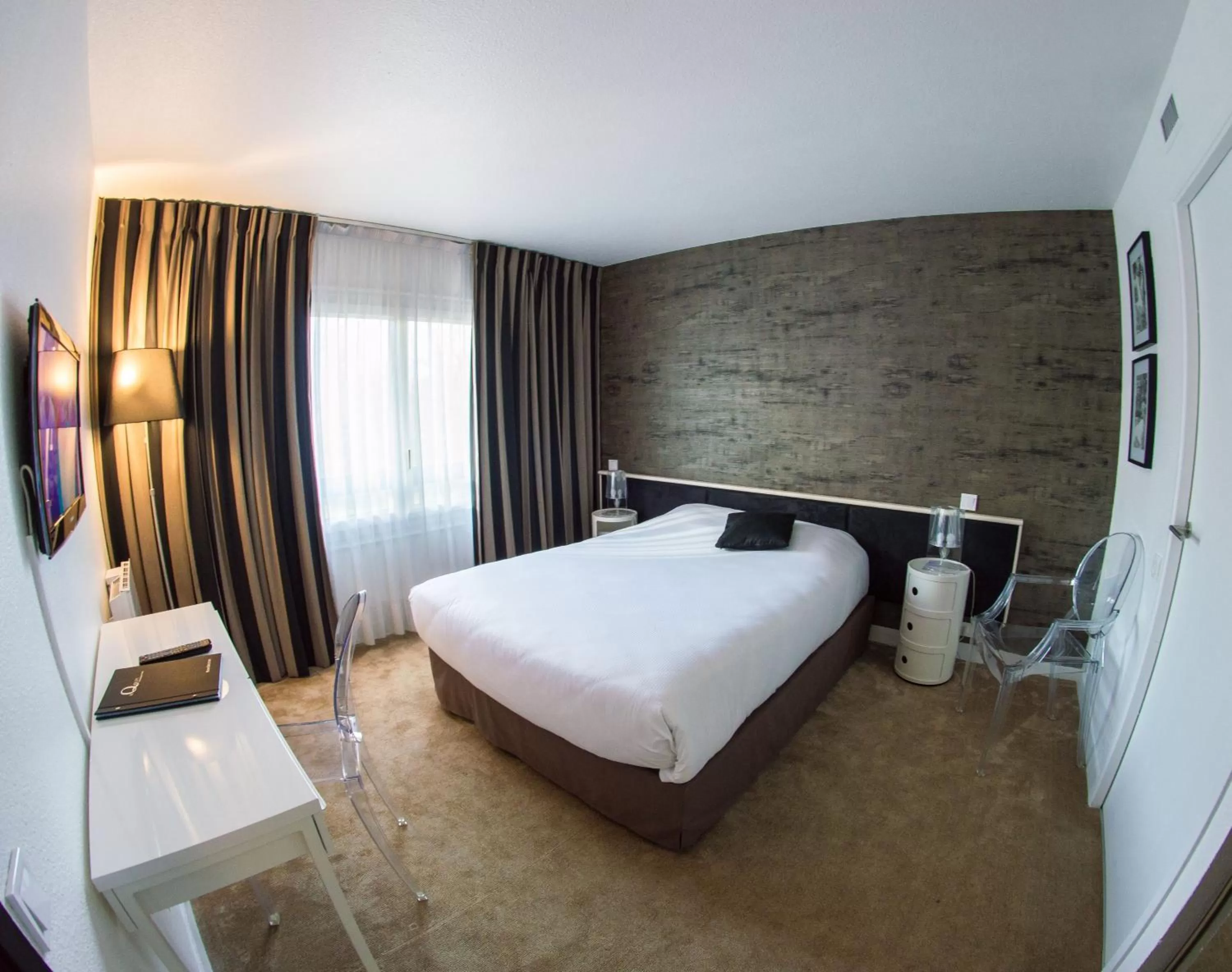 Photo of the whole room, Bed in Hôtel Quorum
