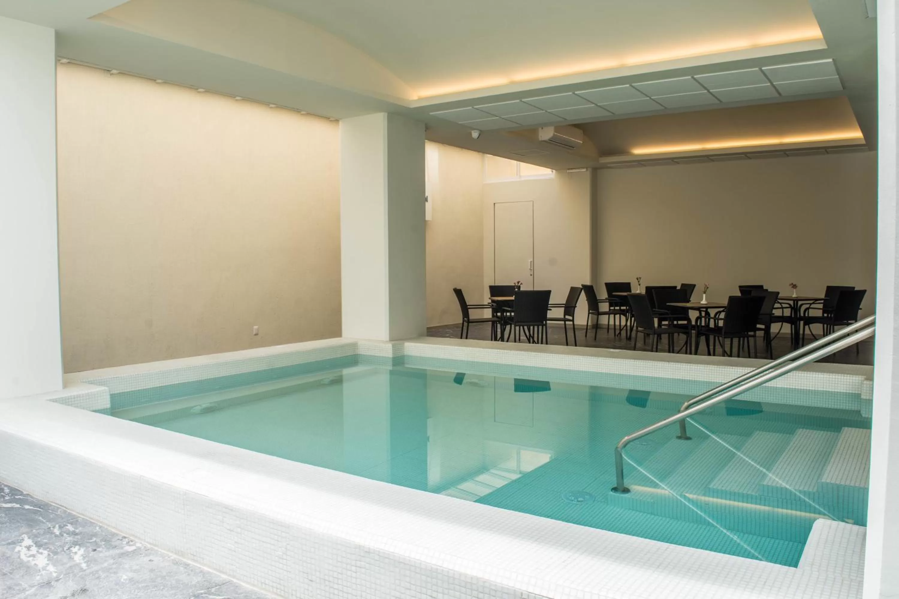 Swimming pool in Crown Victoria Hotel