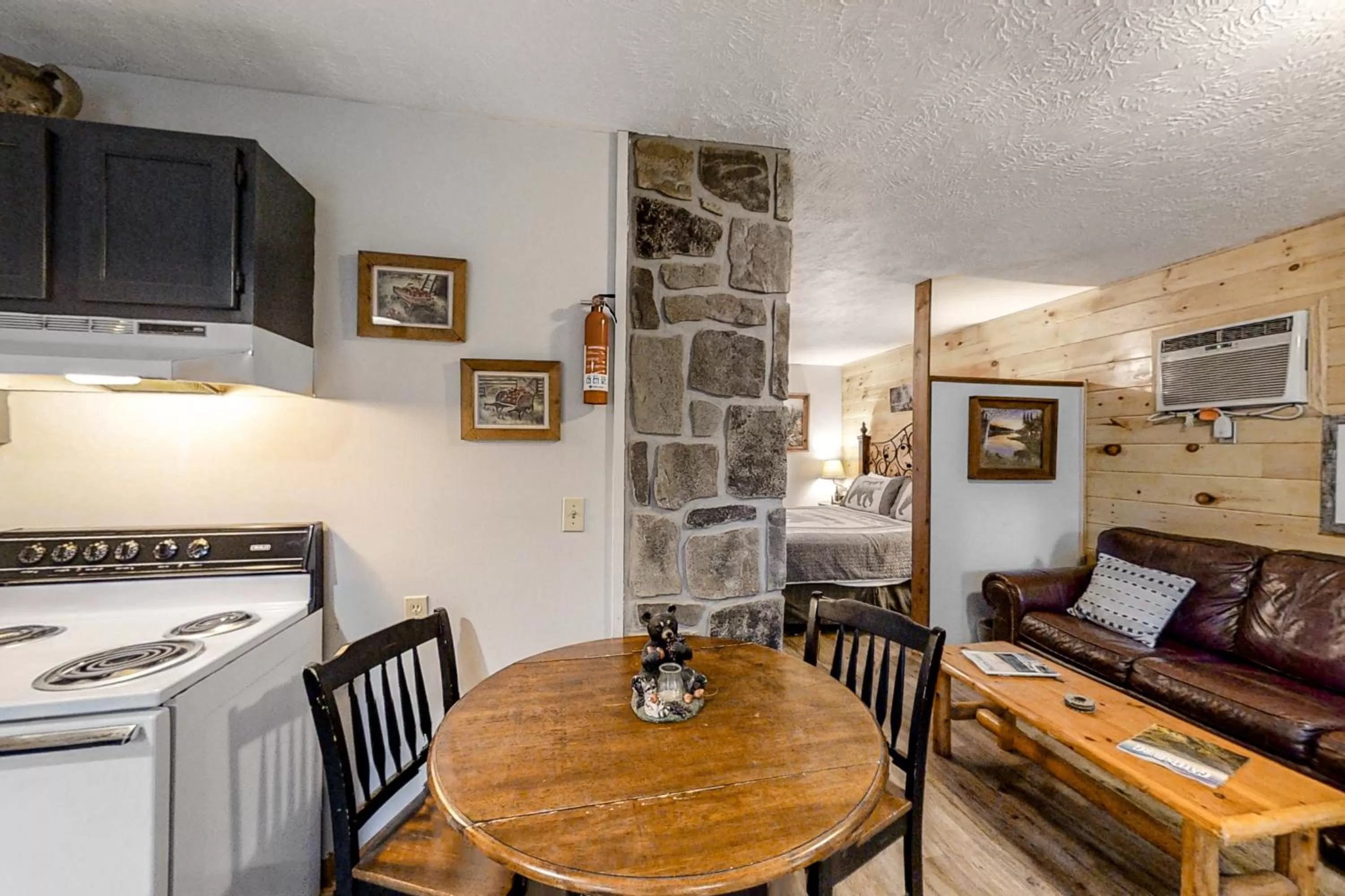 Dining Area in Bear Hugs