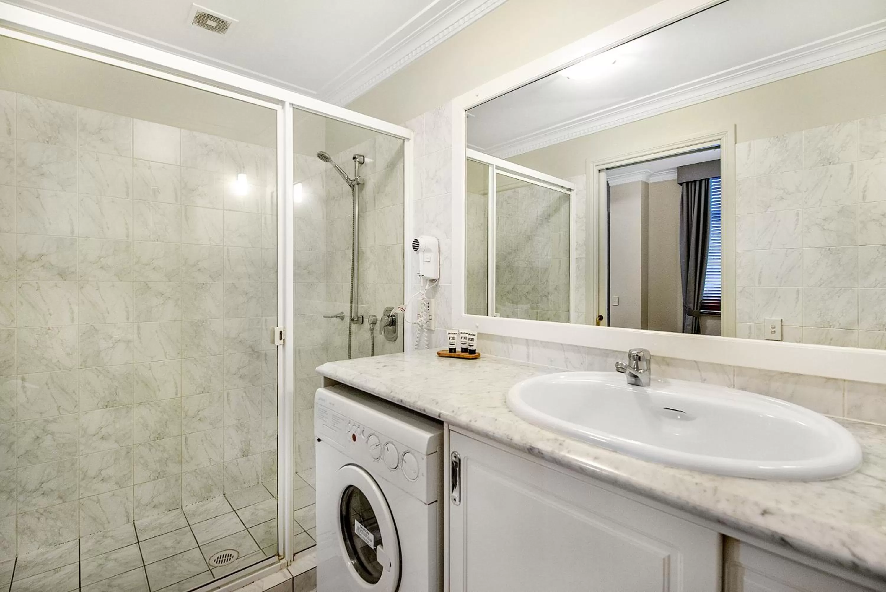 Bathroom in Rothbury Hotel