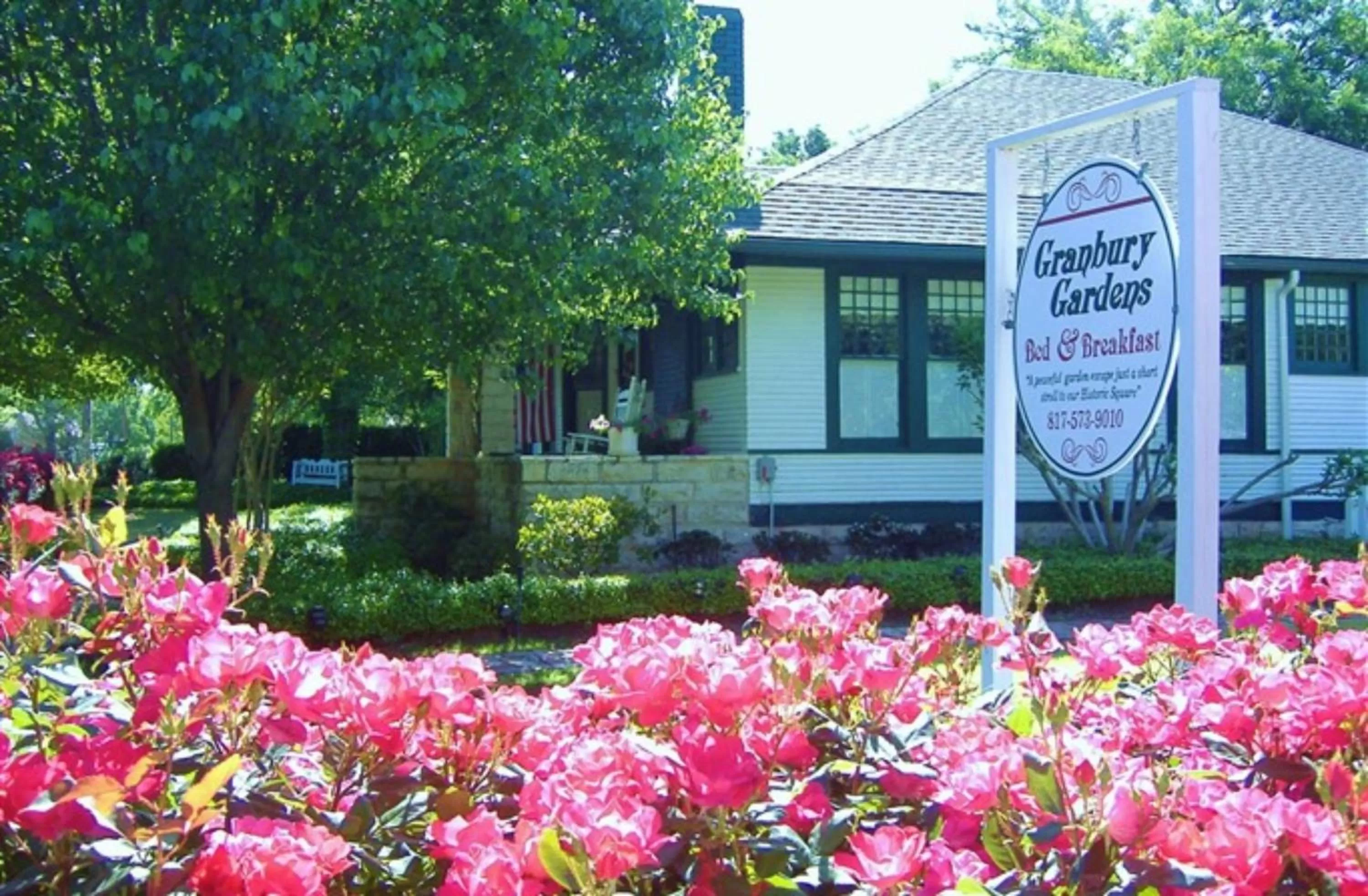Property building in Granbury Gardens Bed and Breakfast