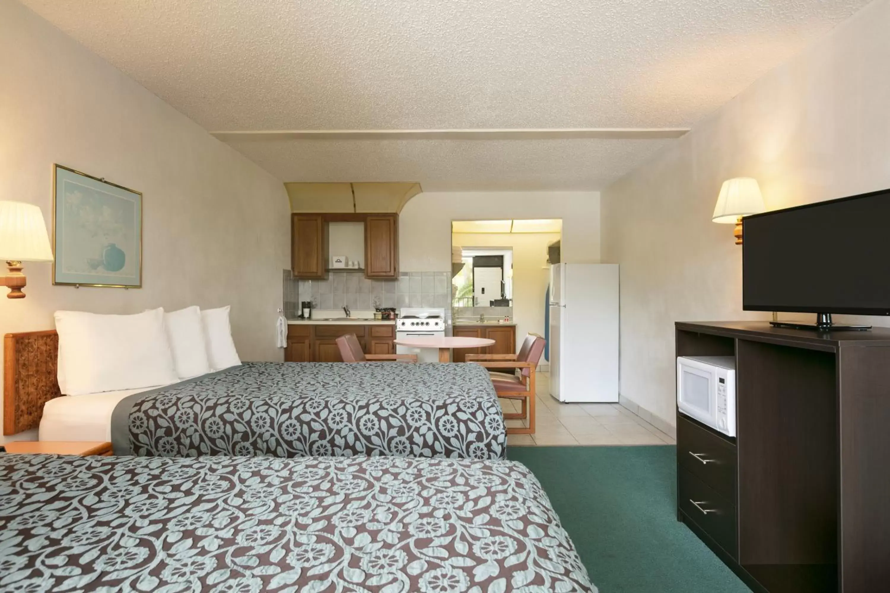 Pool Side Studio with Two Double Beds - Non-Smoking in Days Inn by Wyndham Clearwater/Central Pool Side Studio with Two Double Beds - Non-Smoking in Days Inn by Wyndham Clearwater/Central