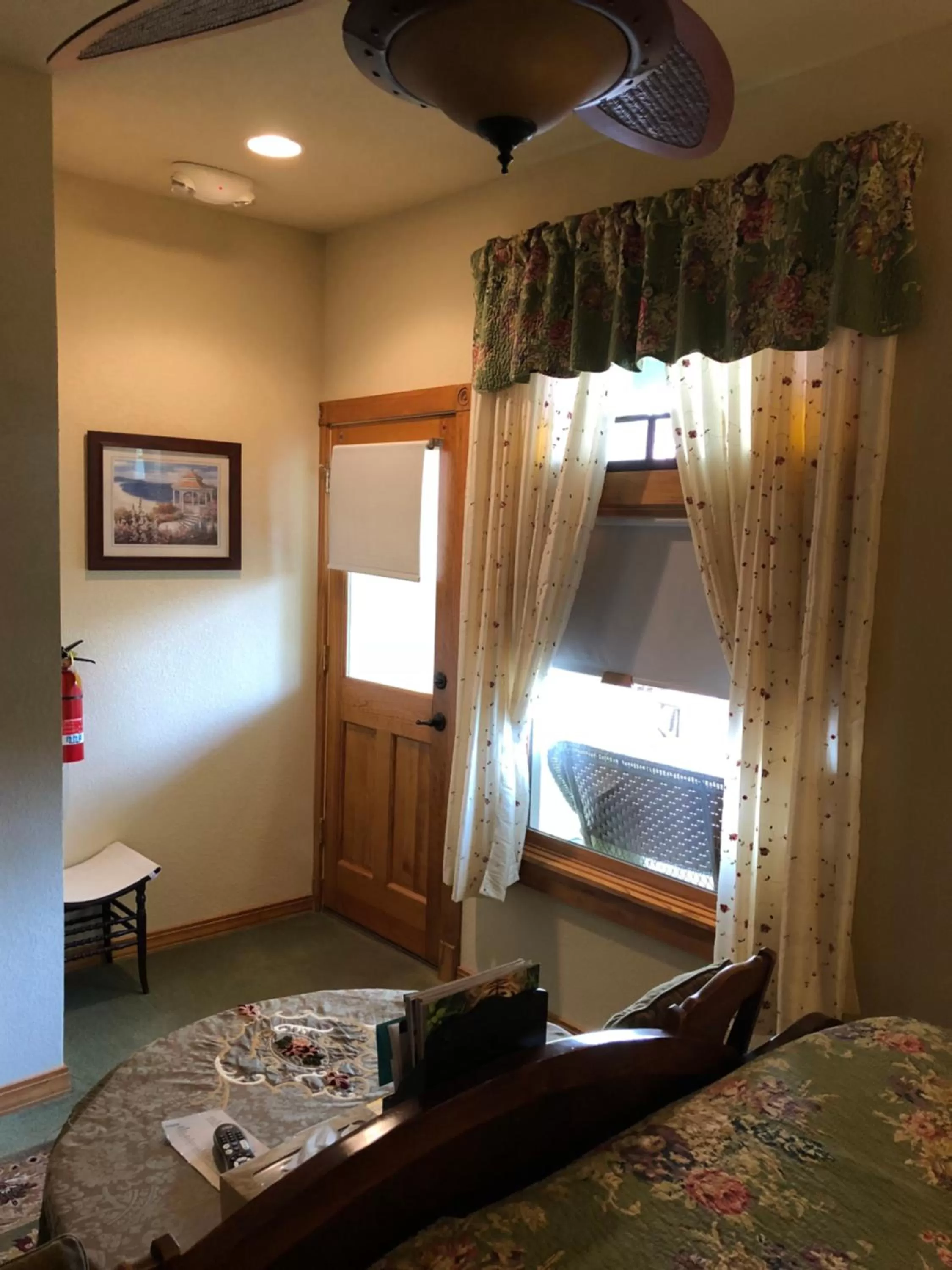 Bedroom, Bed in All Seasons Inn