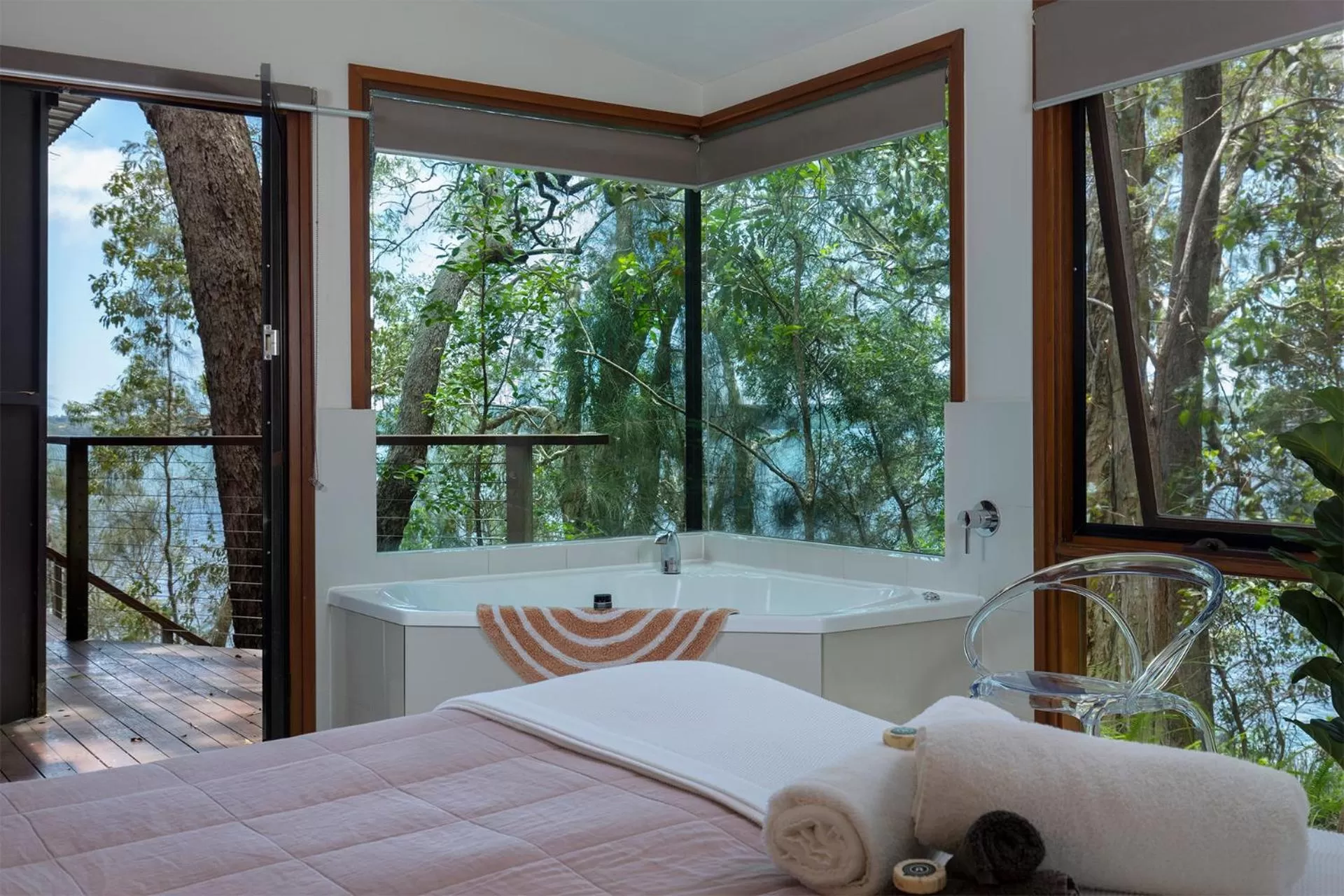 Hot Tub, Bed in Eumarella Shores Noosa Lake Retreat