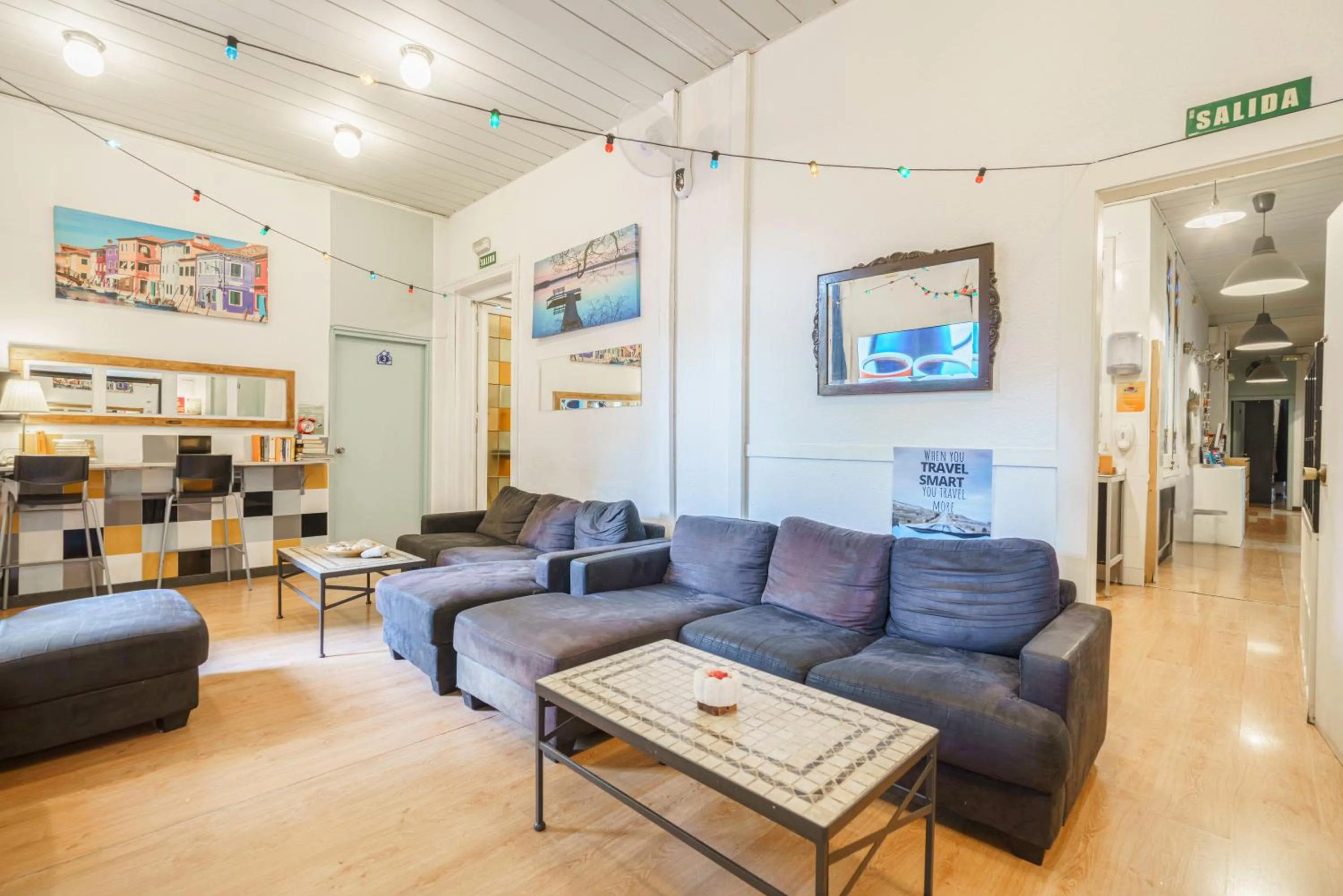 Communal lounge/ TV room in Casa Barcelo Hostel Barcelona