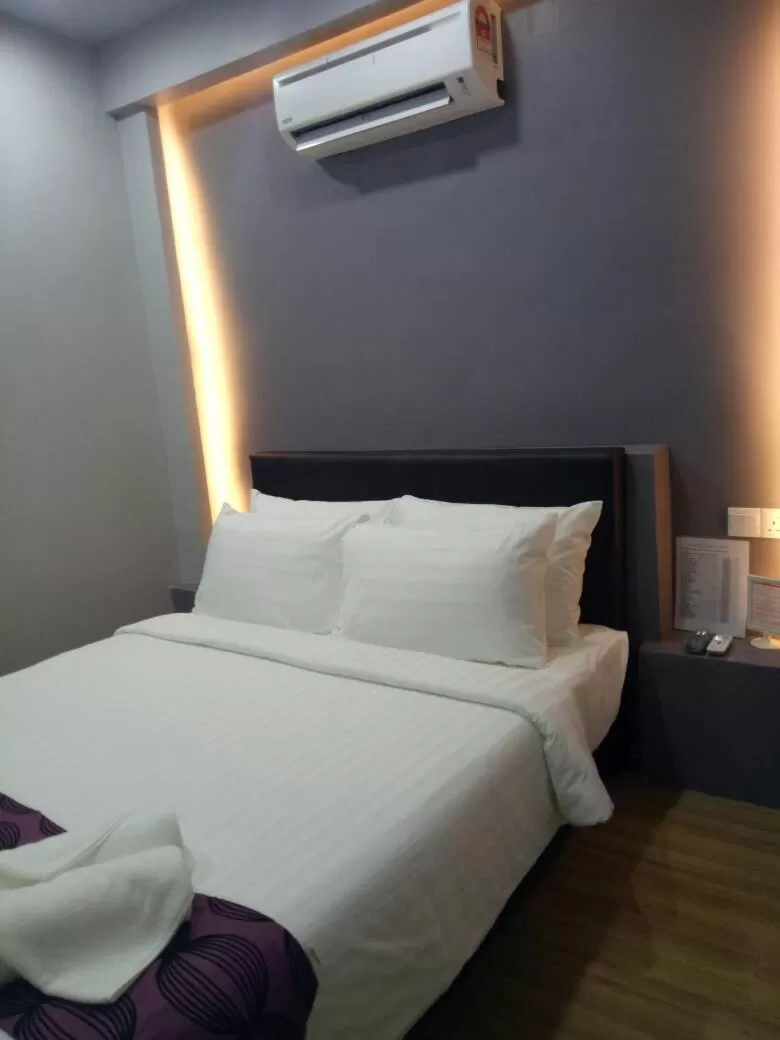 Bed in Sunset Villa Inn