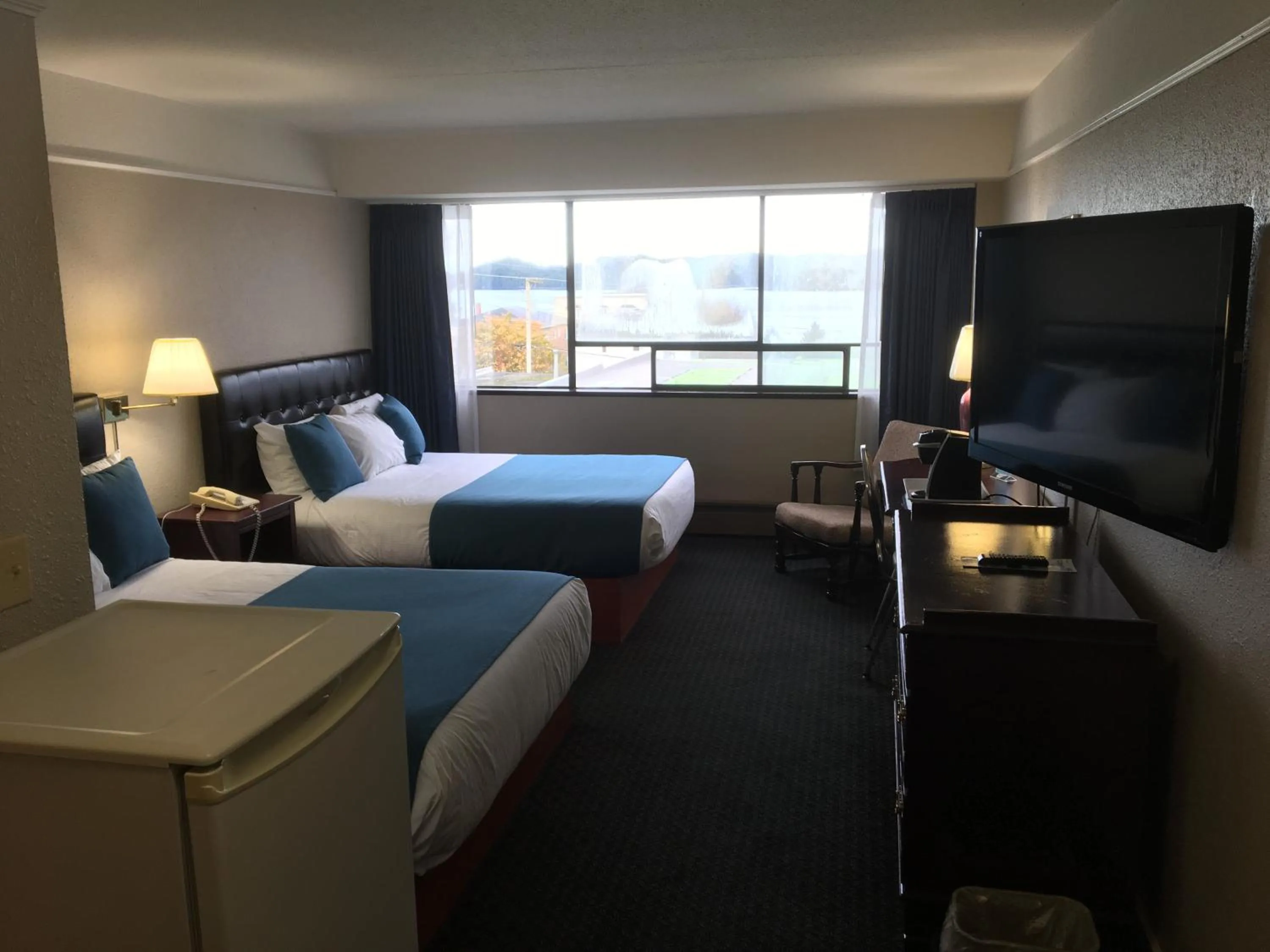 Photo of the whole room, Bed in Moby Dick Inn