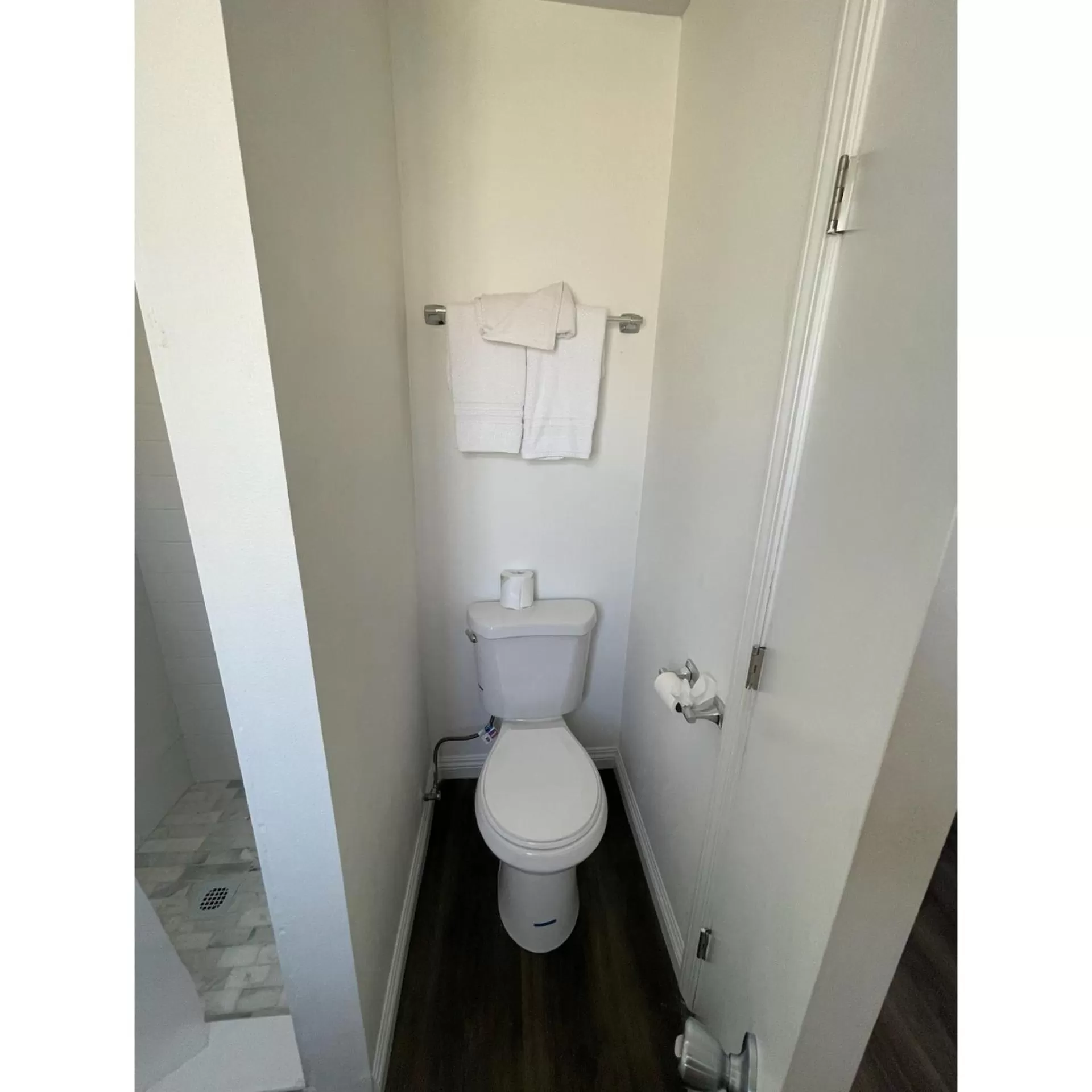 Bathroom in Oak Tree Inn