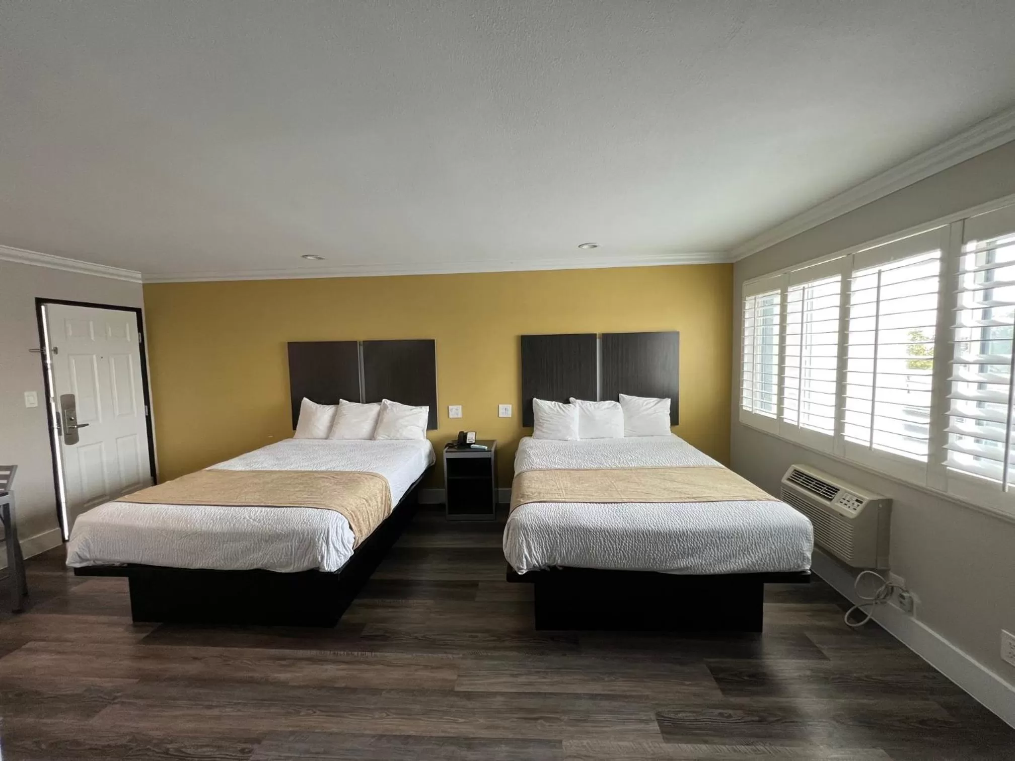 Bed in Deluxe Inn Hawthorne/ LAX