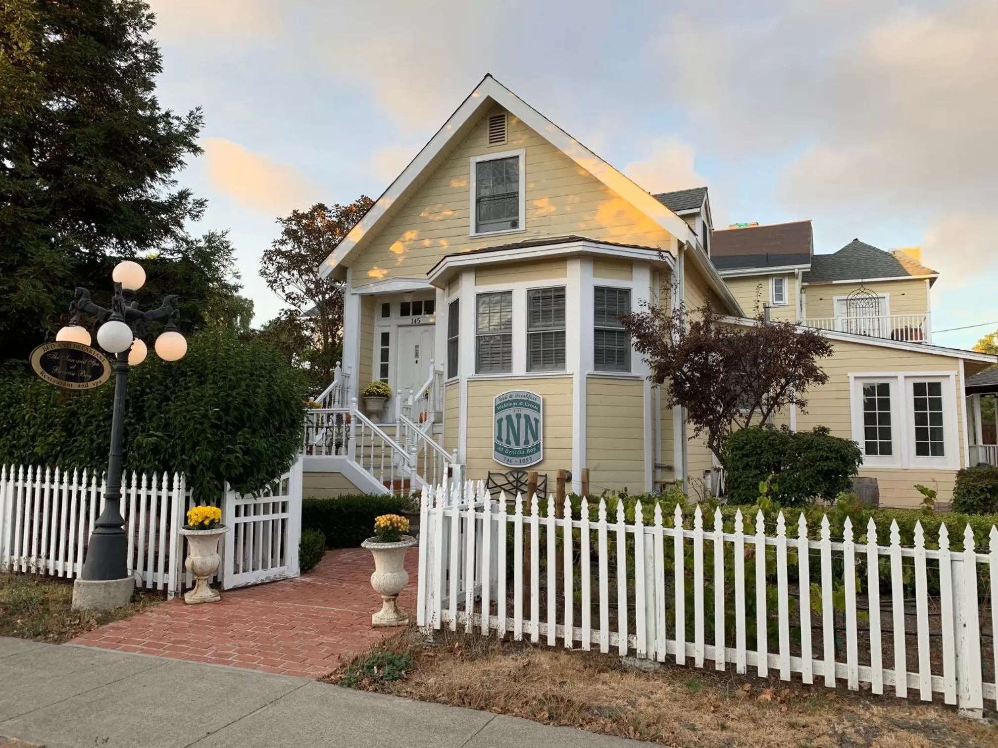 Facade/entrance in The Inn at Benicia Bay