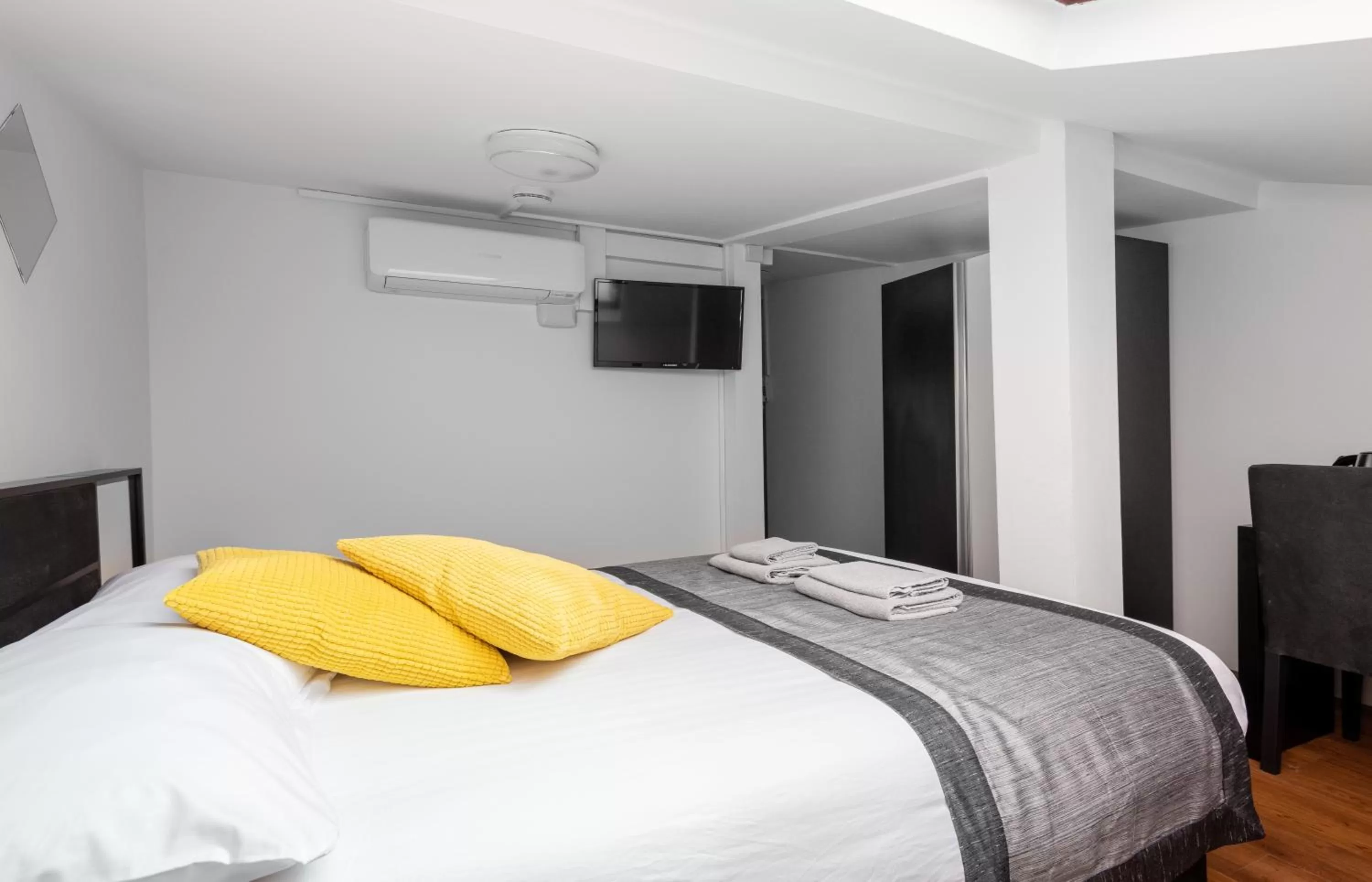 View (from property/room), Bed in Central Hoxton Shoreditch