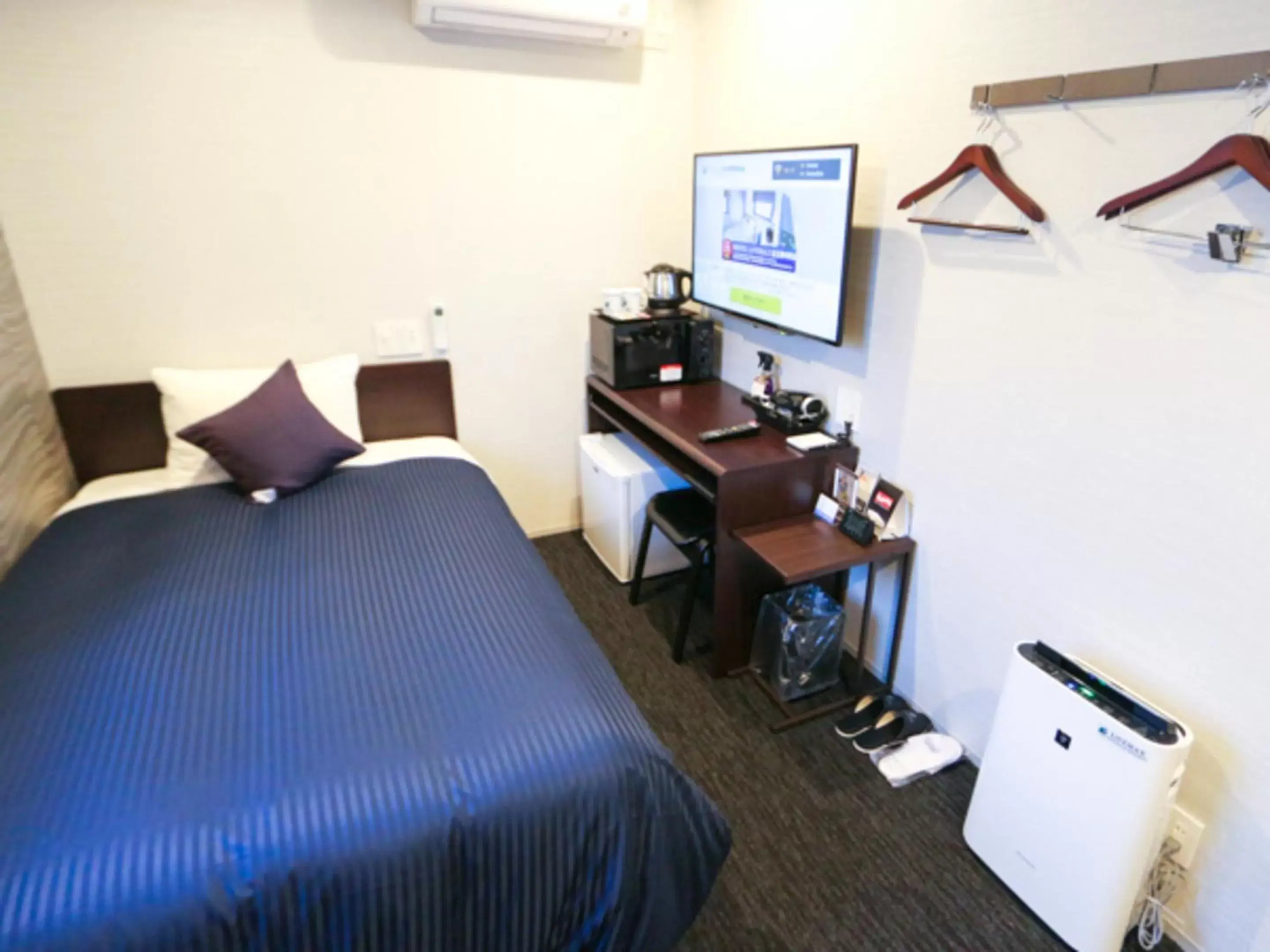 Double Room with Small Double Bed - single occupancy - Smoking in HOTEL LiVEMAX Tokyo Kanda-Ekimae Double Room with Small Double Bed - single occupancy - Smoking in HOTEL LiVEMAX Tokyo Kanda-Ekimae