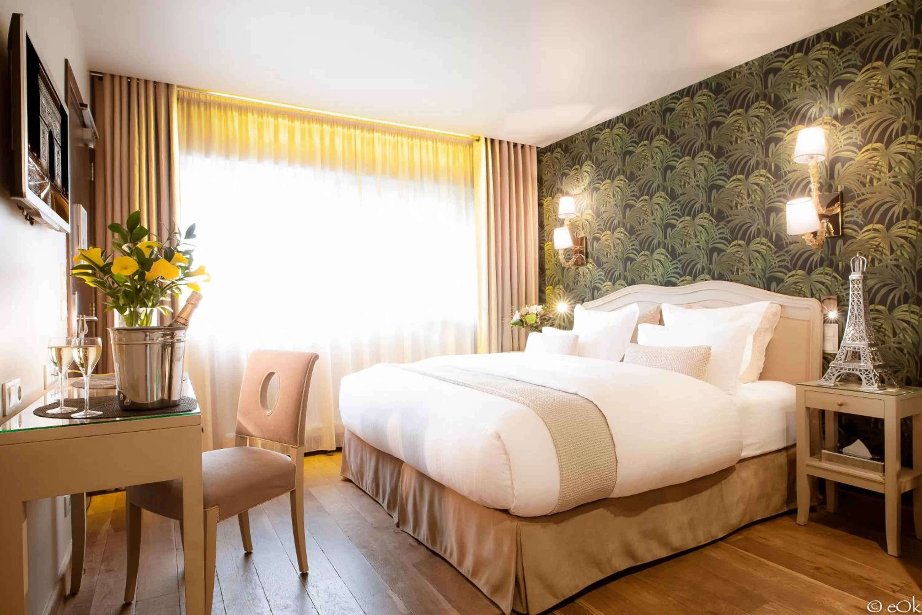 Photo of the whole room, Bed in B Montmartre