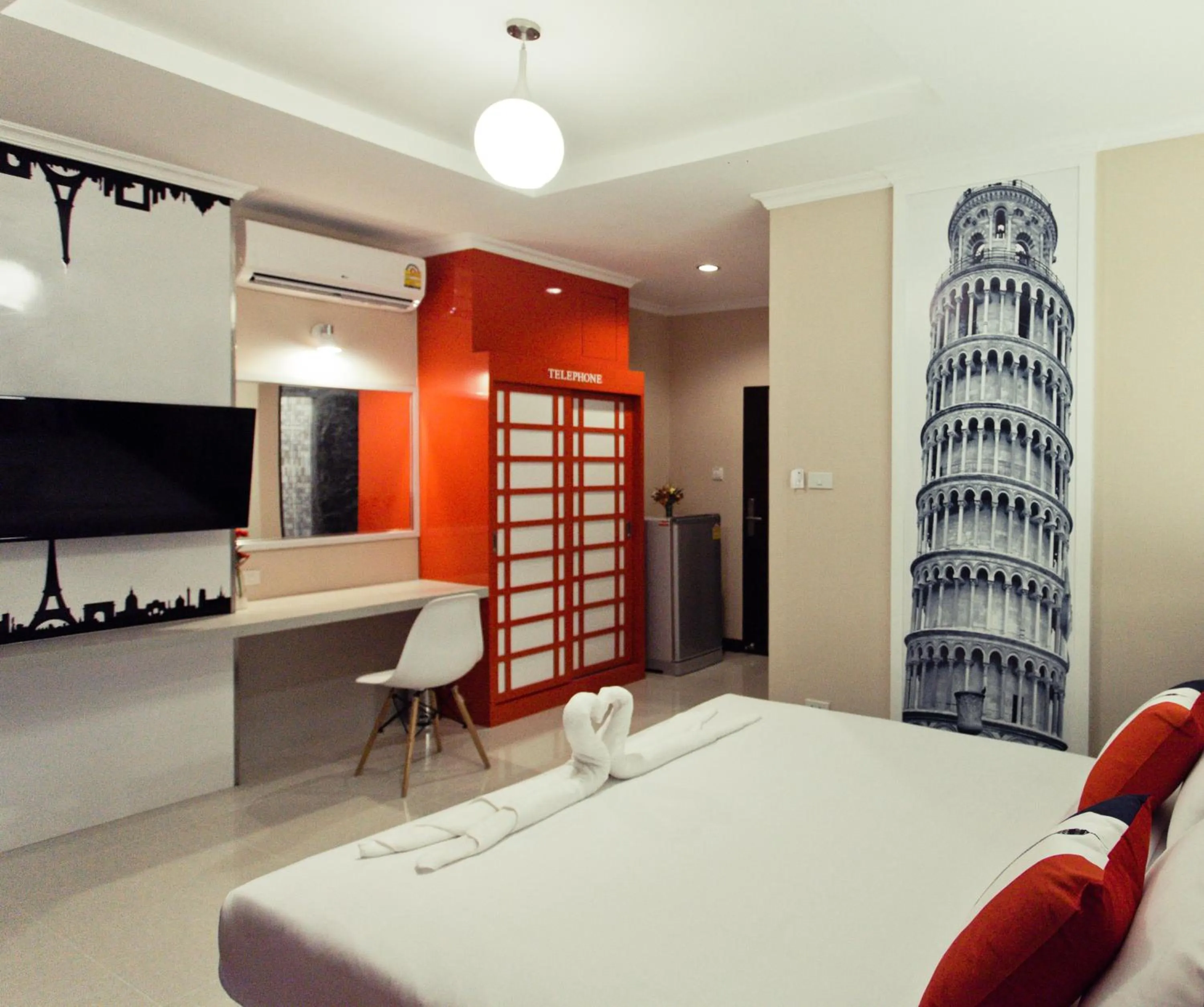 Photo of the whole room, Bed in The Proud Hotel