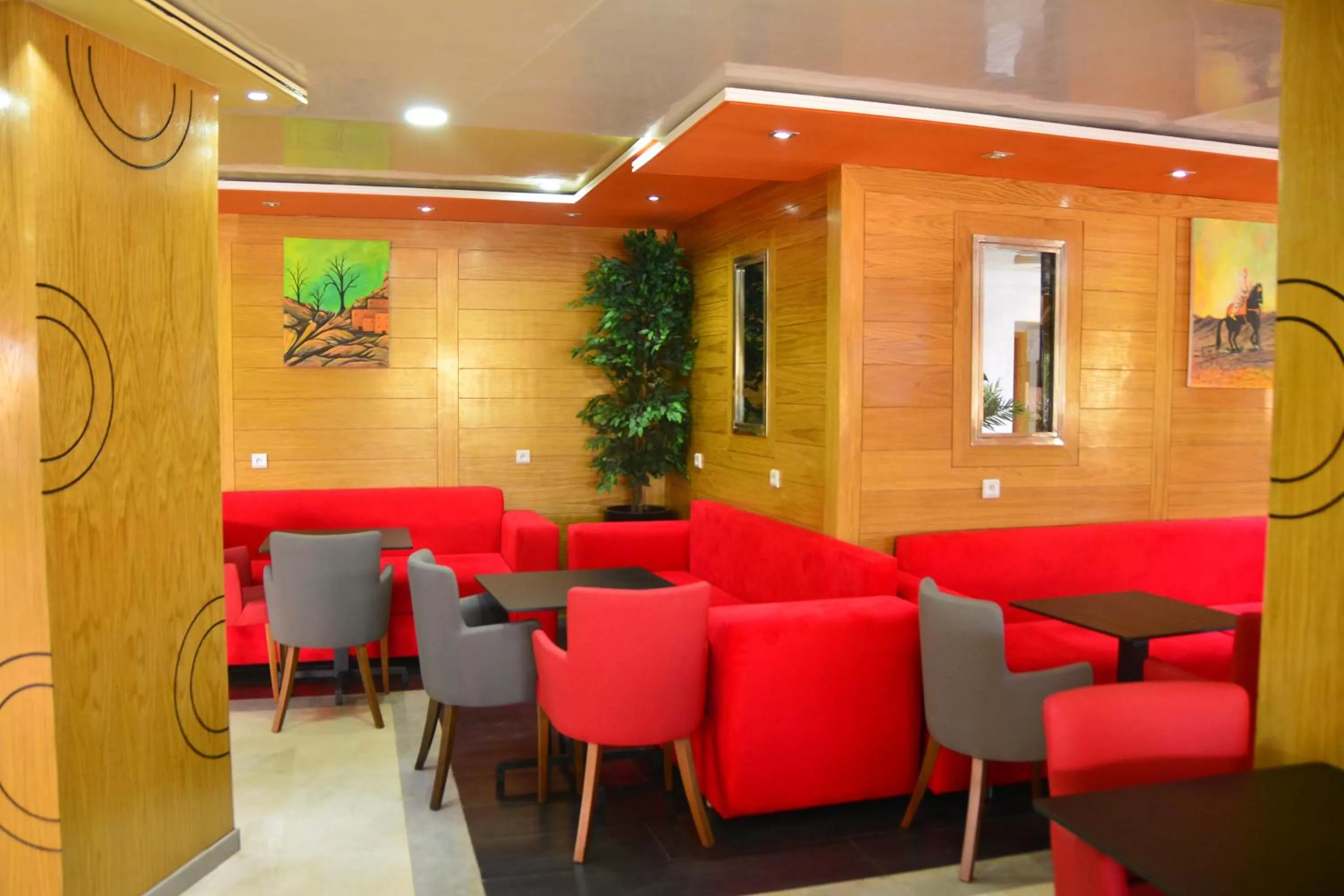 Lounge/Bar in Hôtel Hadaik Ain Asserdoune