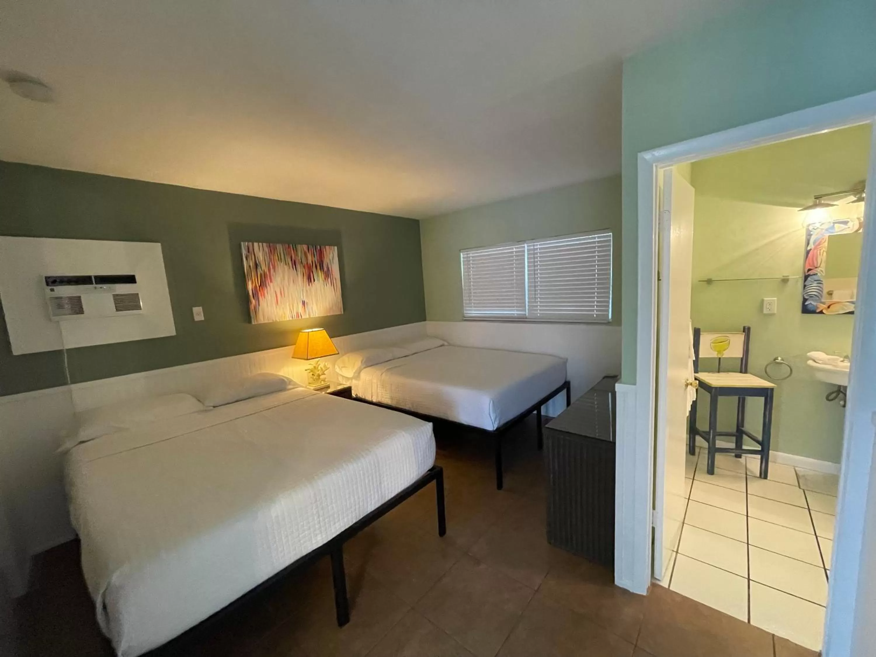 Bed in Breezy Palms Resort