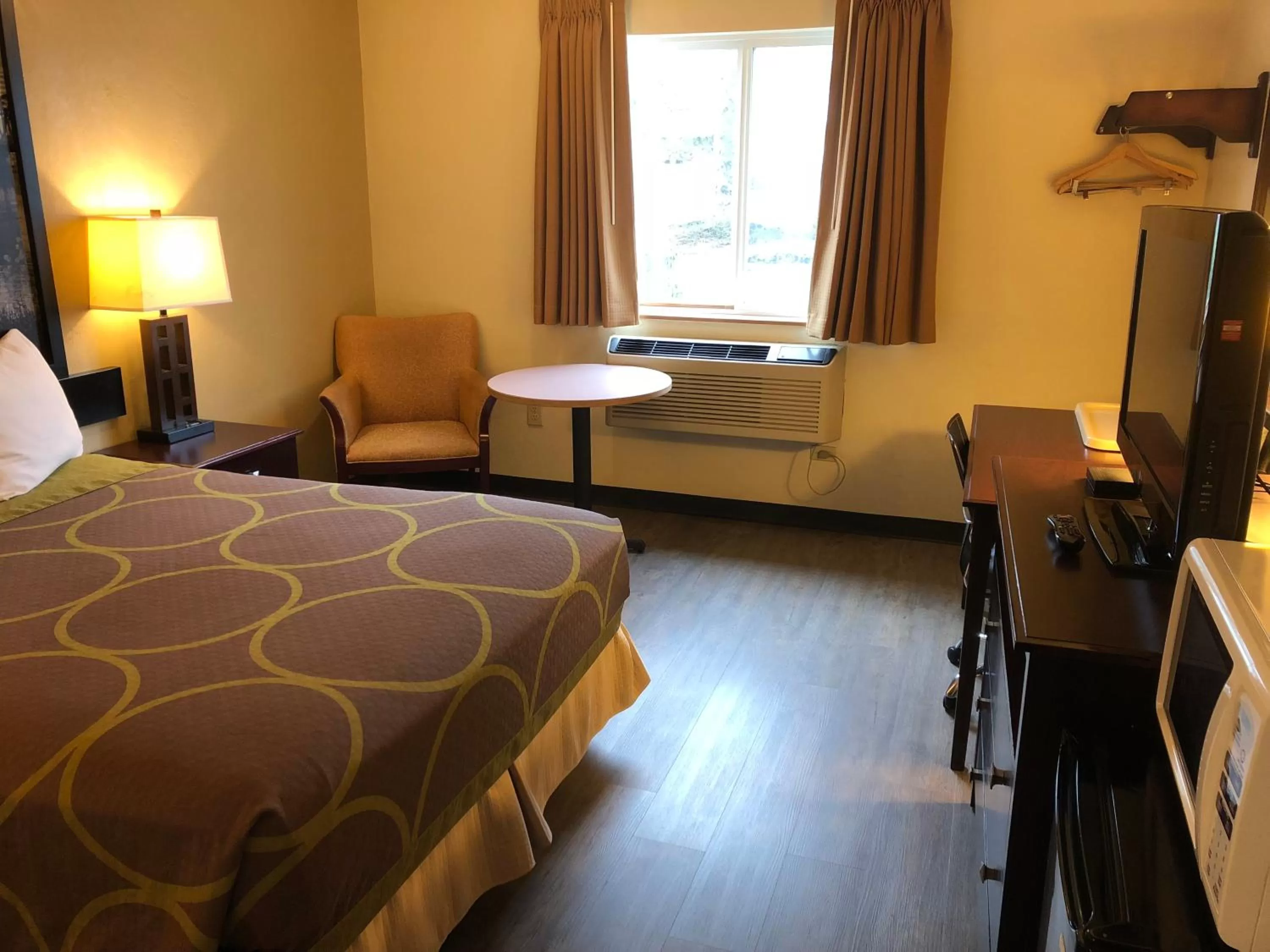 Bedroom, Bed in Super 8 by Wyndham Woodburn