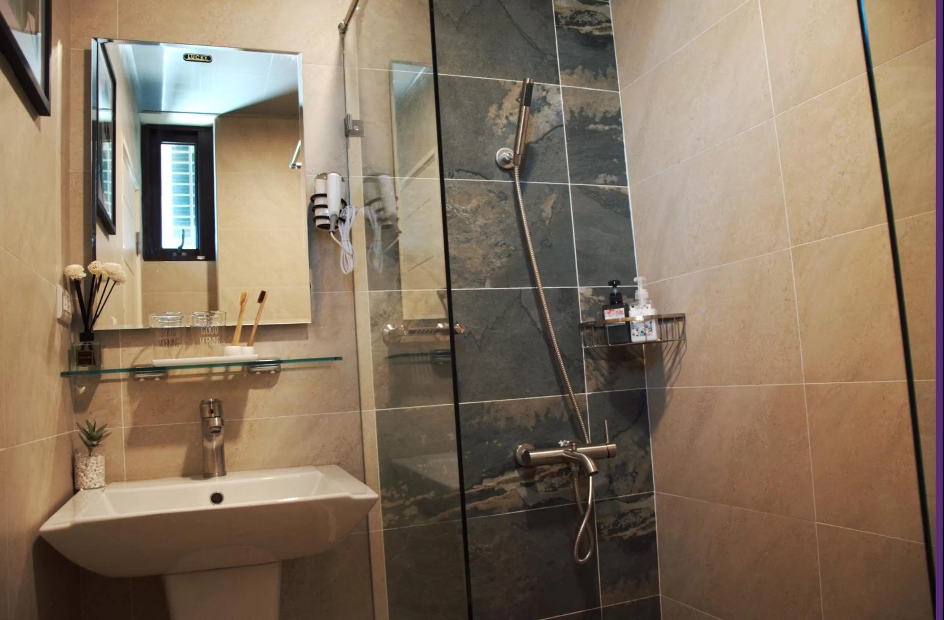 Shower in Blowing in the wind Homestay